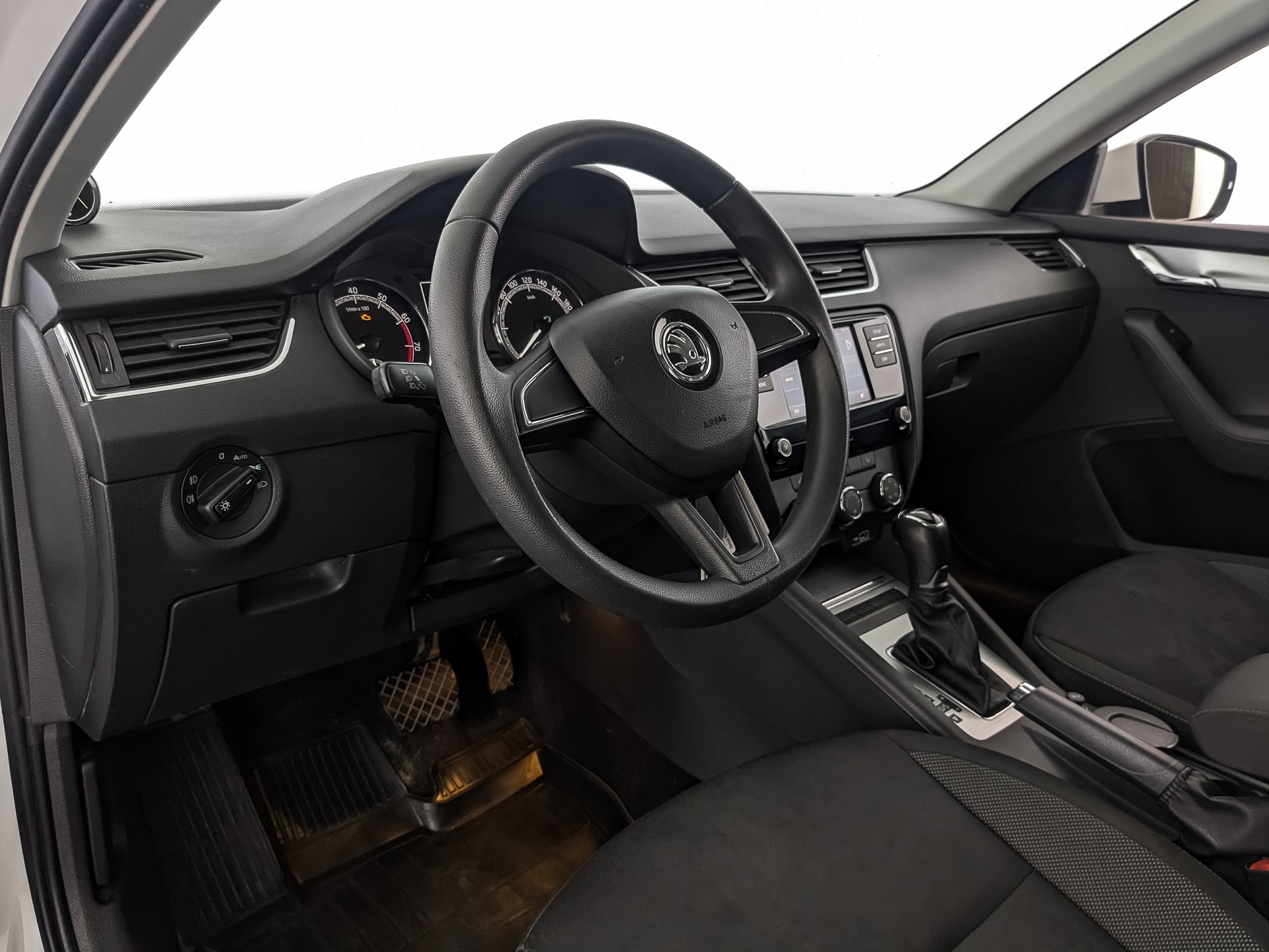 Skoda Octavia Белый, 2018, 134 612 км