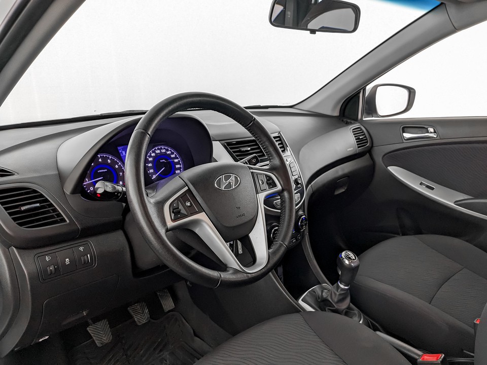 Hyundai Solaris Белый, 2013, 119 665 км