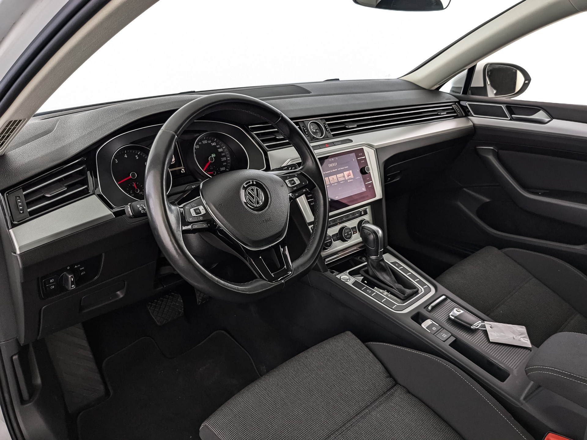 Volkswagen Passat Белый, 2019, 43 971 км