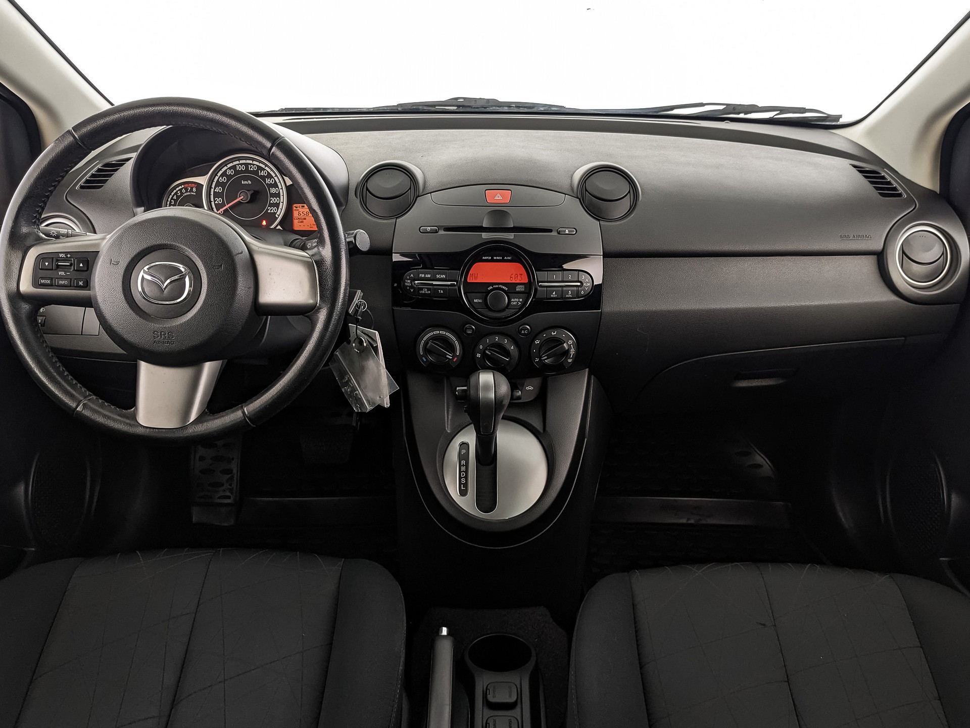 Mazda 2 белый, 2013, 65 838 км