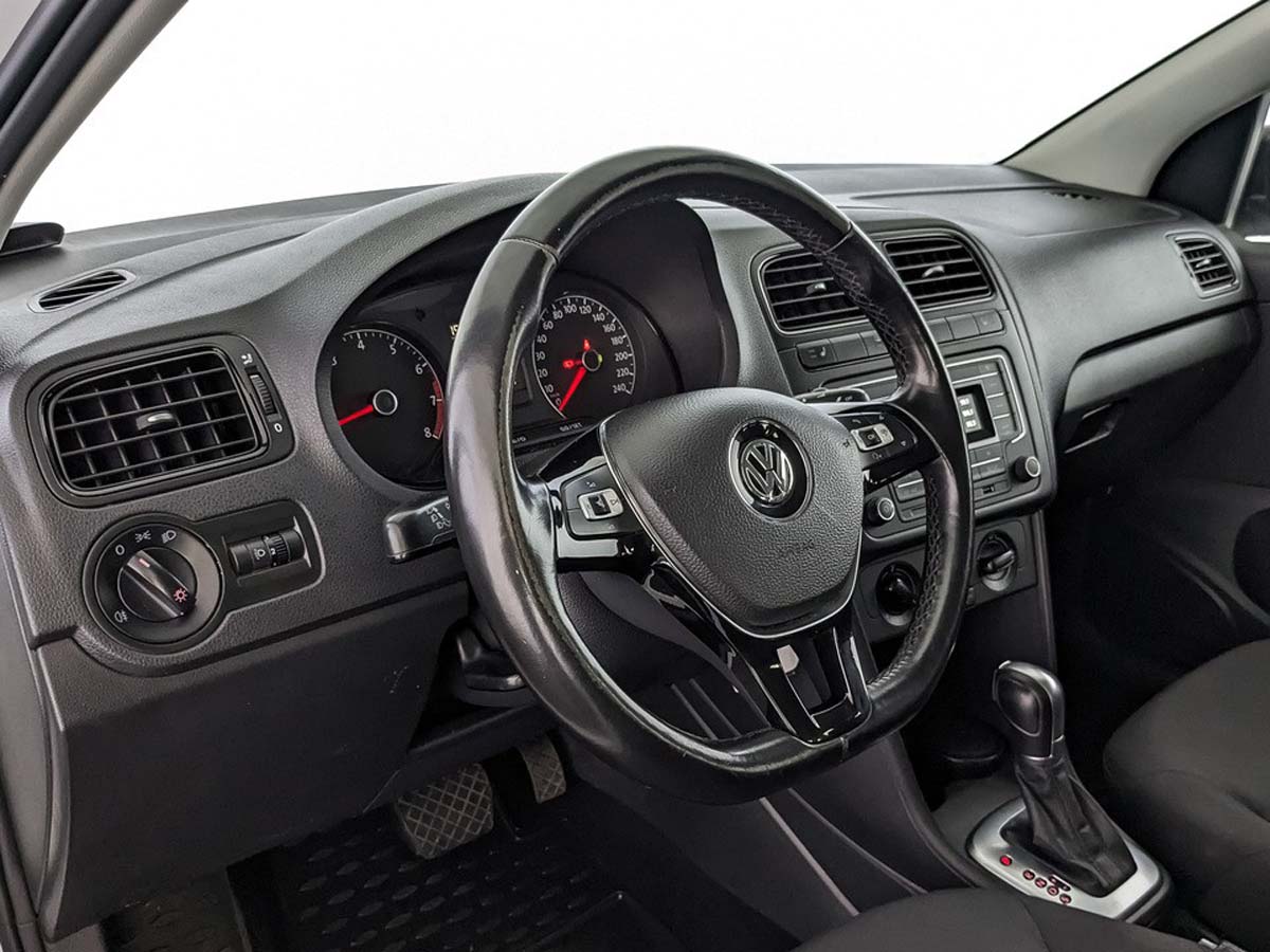 Volkswagen Polo Белый, 2018, 107 165 км