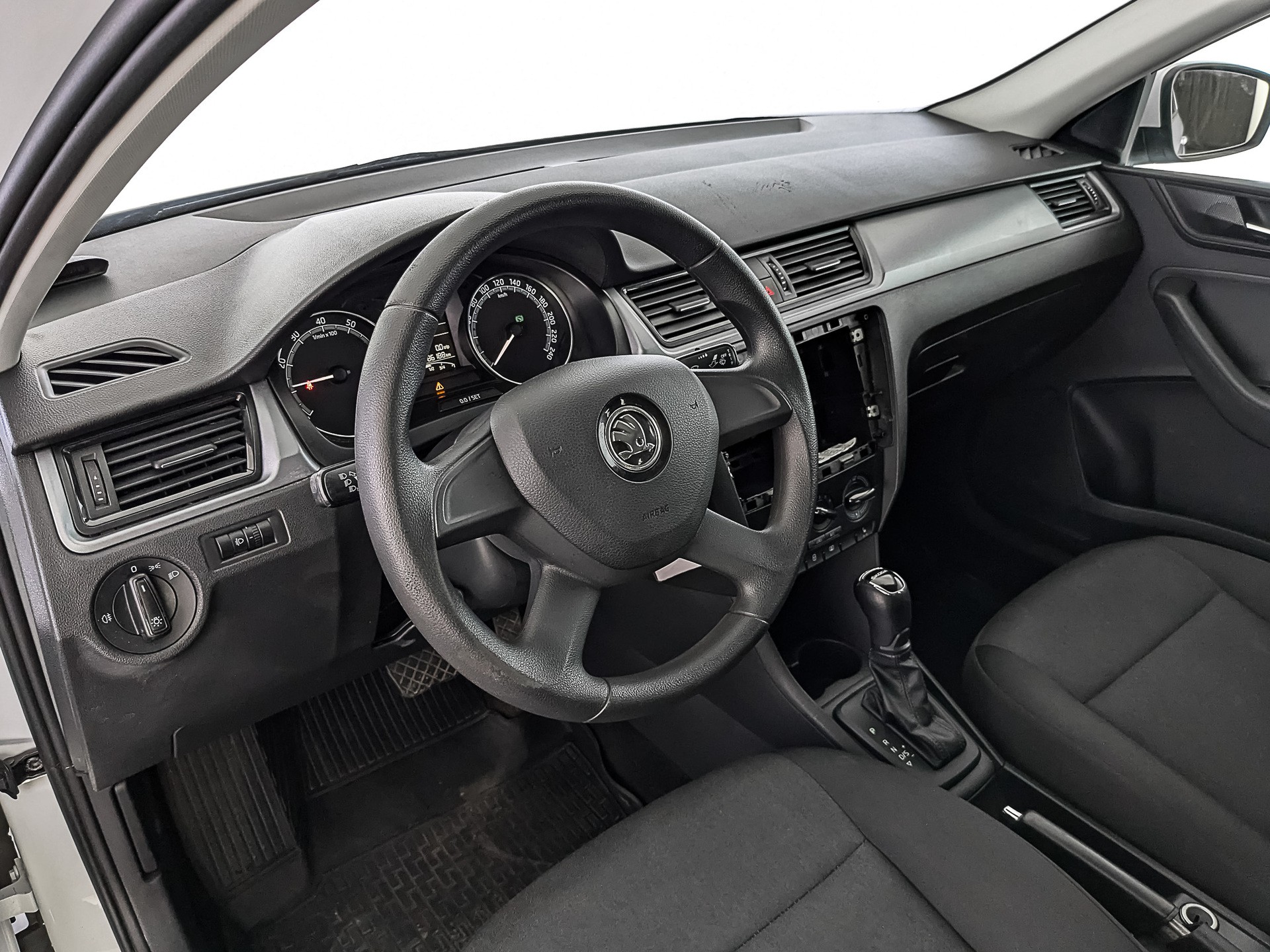 Skoda Rapid Белый, 2019, 86 186 км