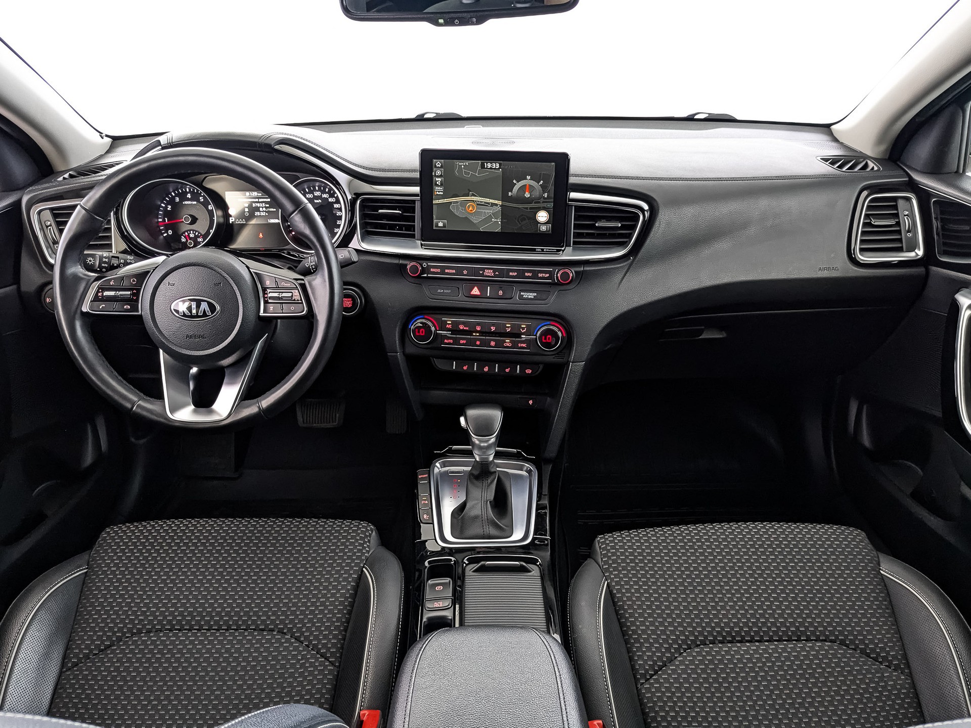 Kia Ceed Белый, 2019, 39 153 км