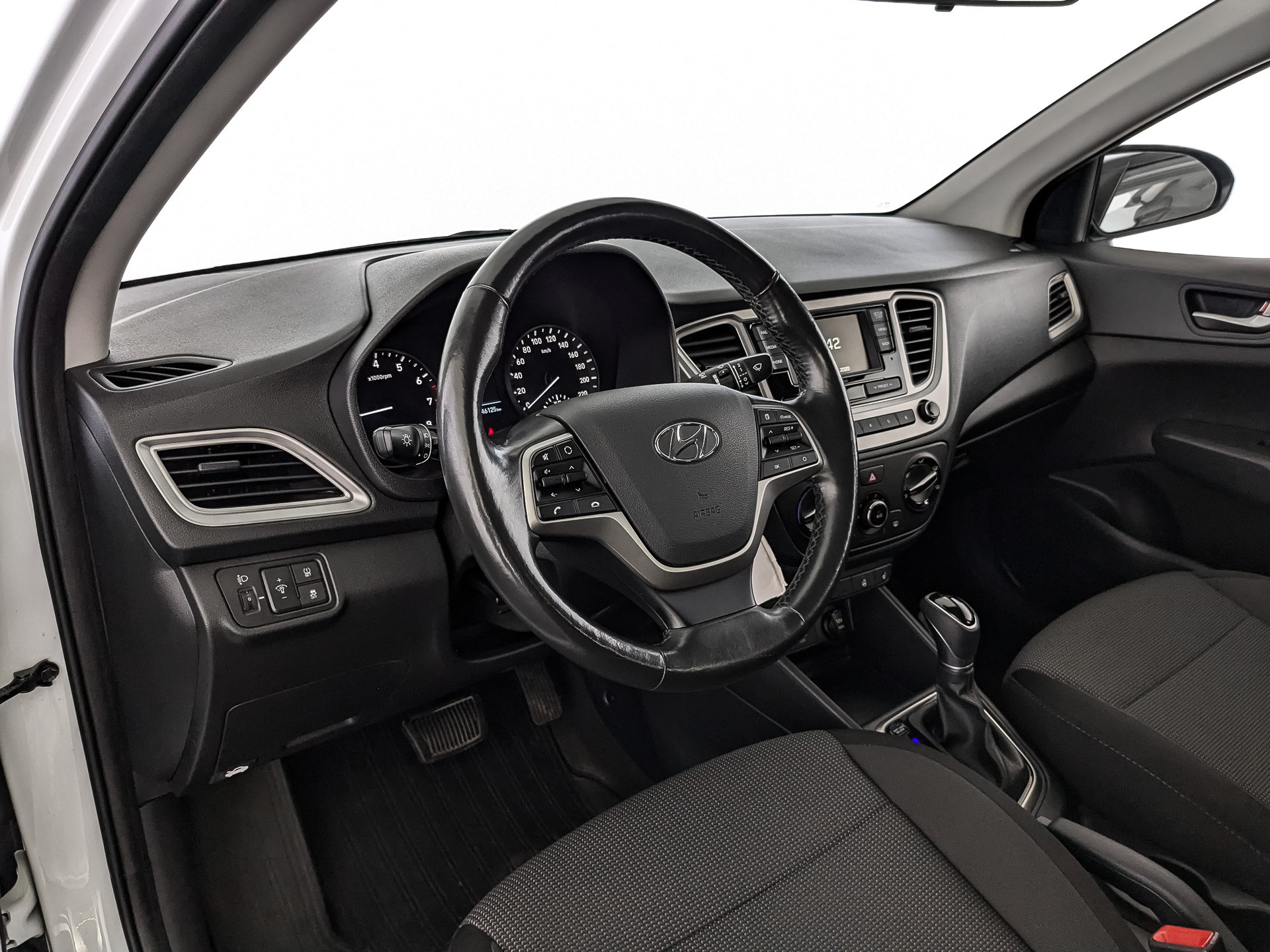 Hyundai Solaris Белый, 2019, 46 124 км