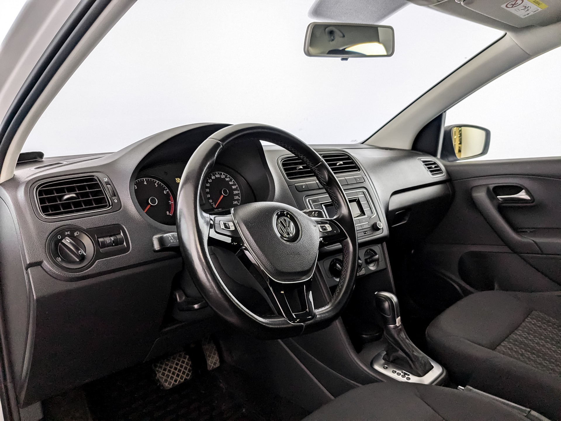 Volkswagen Polo Белый, 2019, 97 480 км