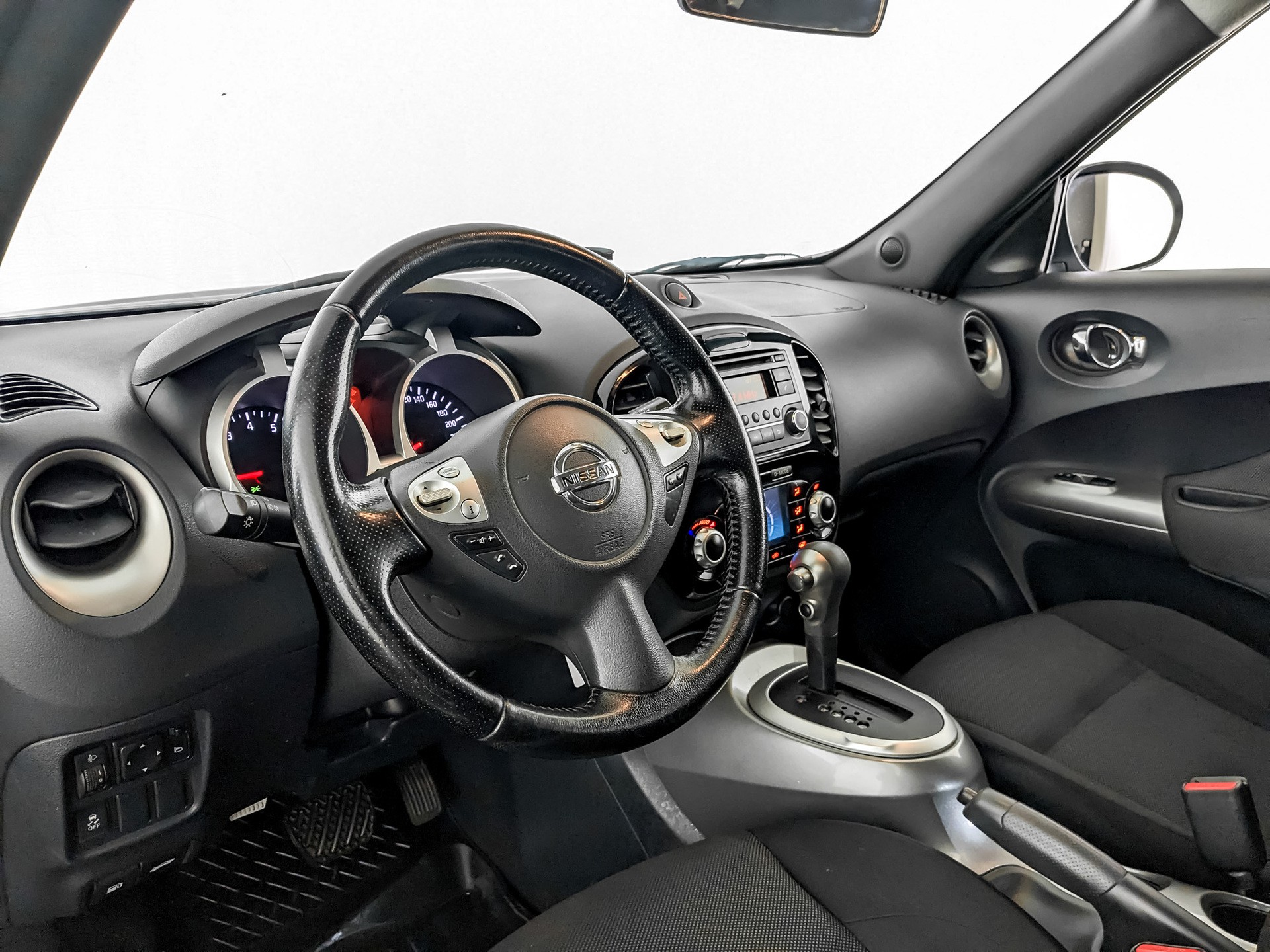 Nissan Juke белый (серебристый), 2014, 127 732 км