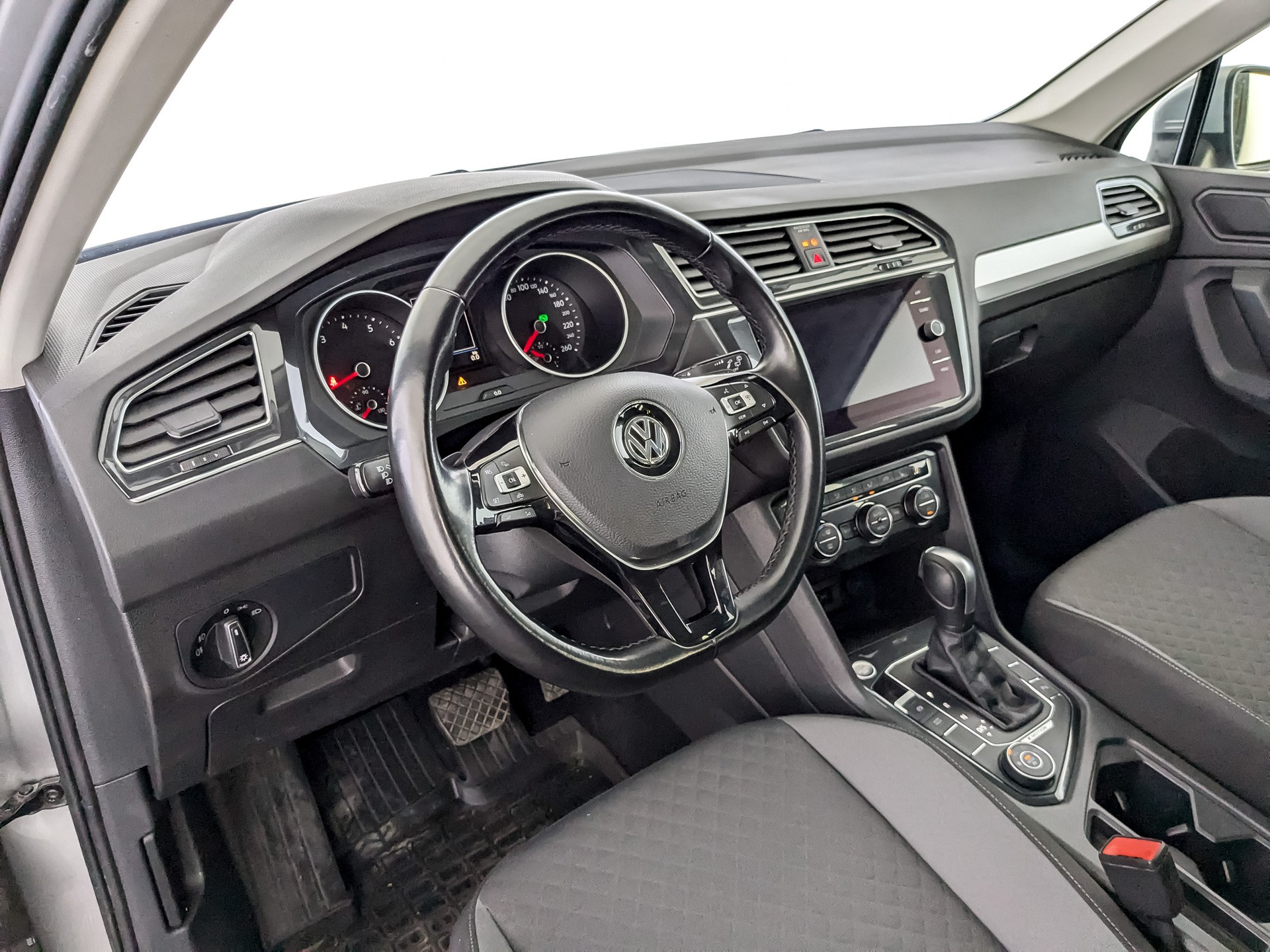 Volkswagen Tiguan Серый, 2019, 106 890 км