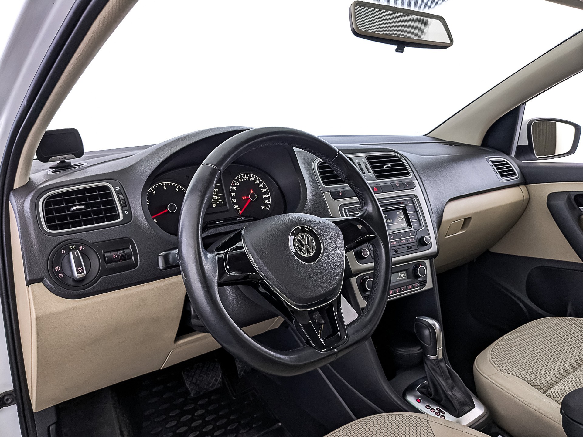 Volkswagen Polo Белый, 2016, 118 356 км