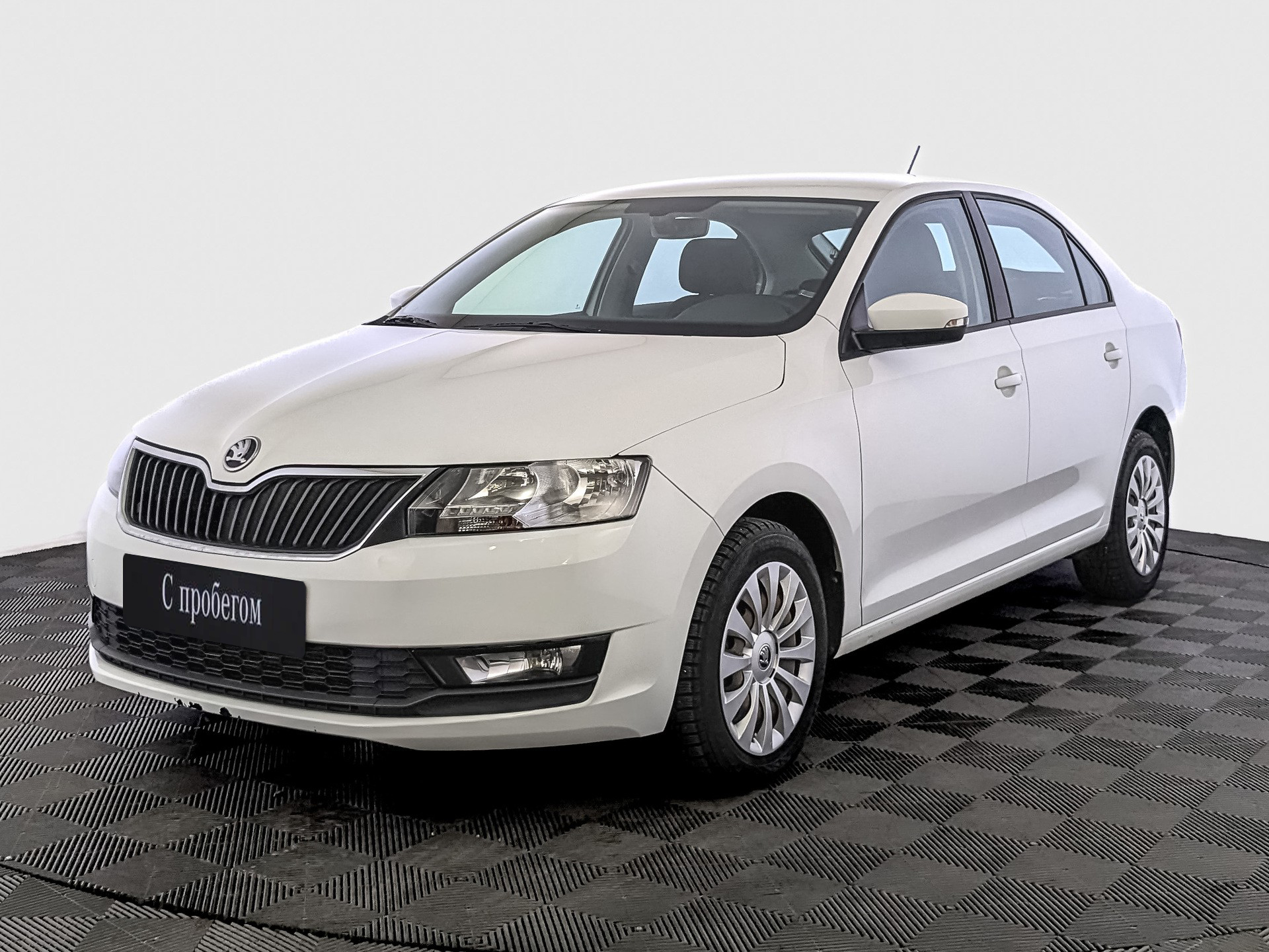 Skoda Rapid Белый, 2019, 77 690 км