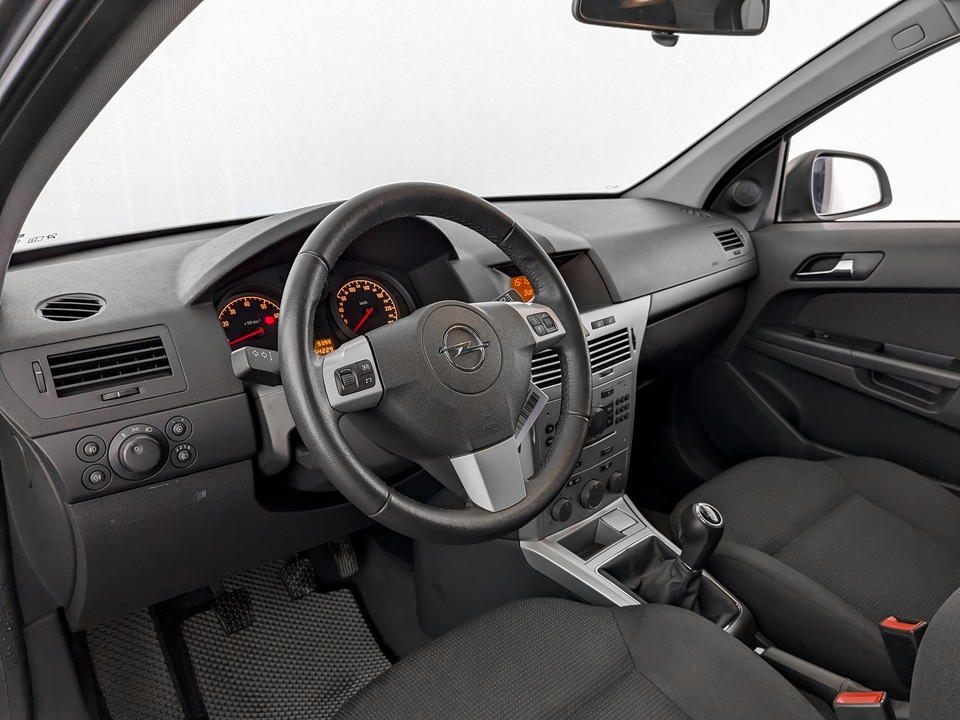 Opel Astra Серебристый, 2013, 64 227 км