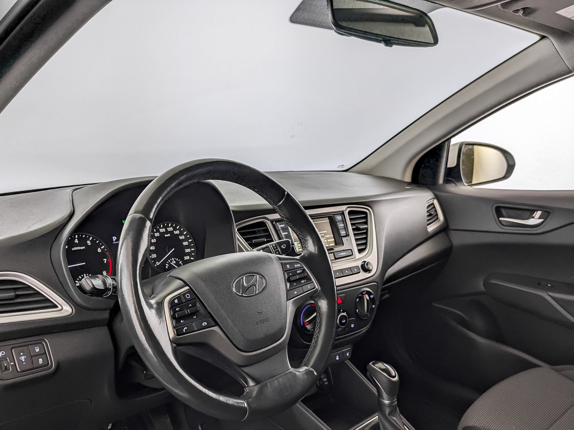 Hyundai Solaris Белый, 2019, 107 143 км