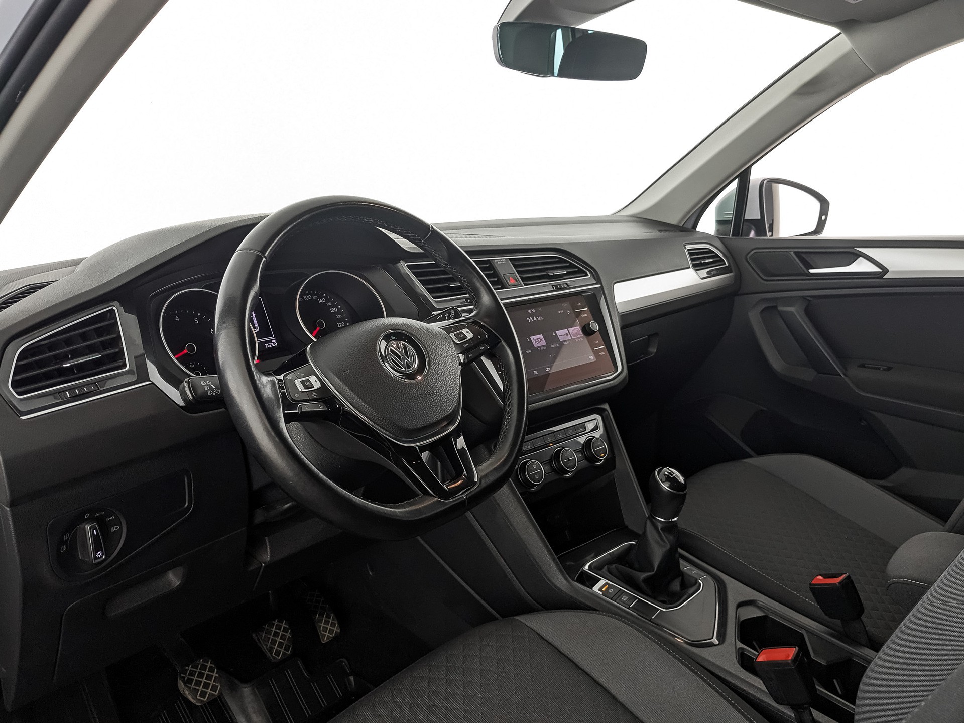 Volkswagen Tiguan Белый, 2019, 116 584 км