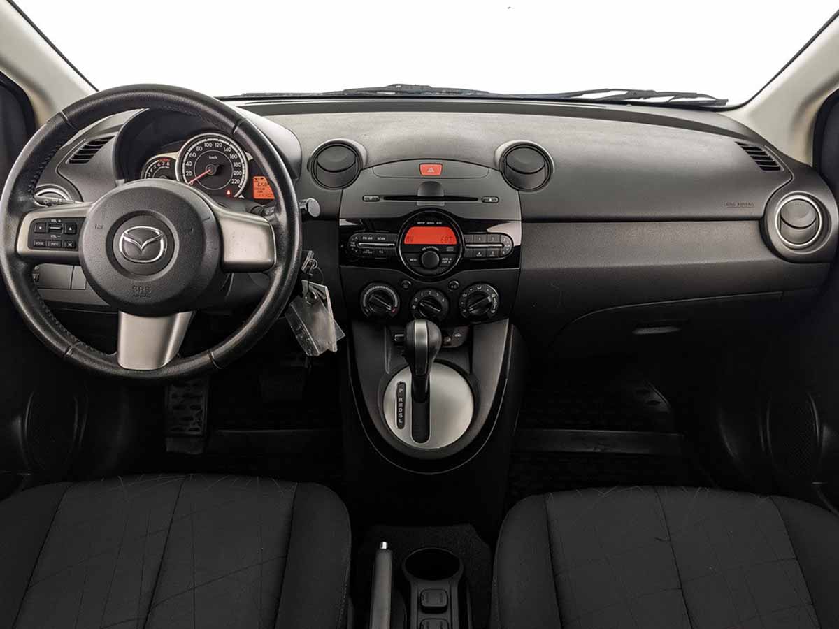 Mazda 2 Белый, 2013, 65 838 км