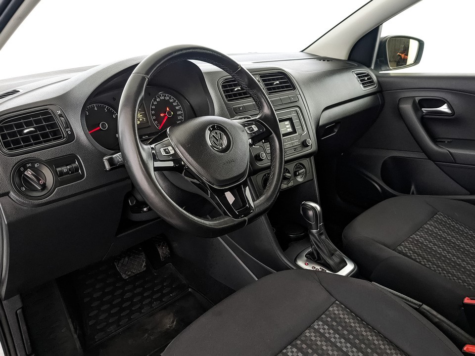 Volkswagen Polo Белый, 2018, 107 618 км