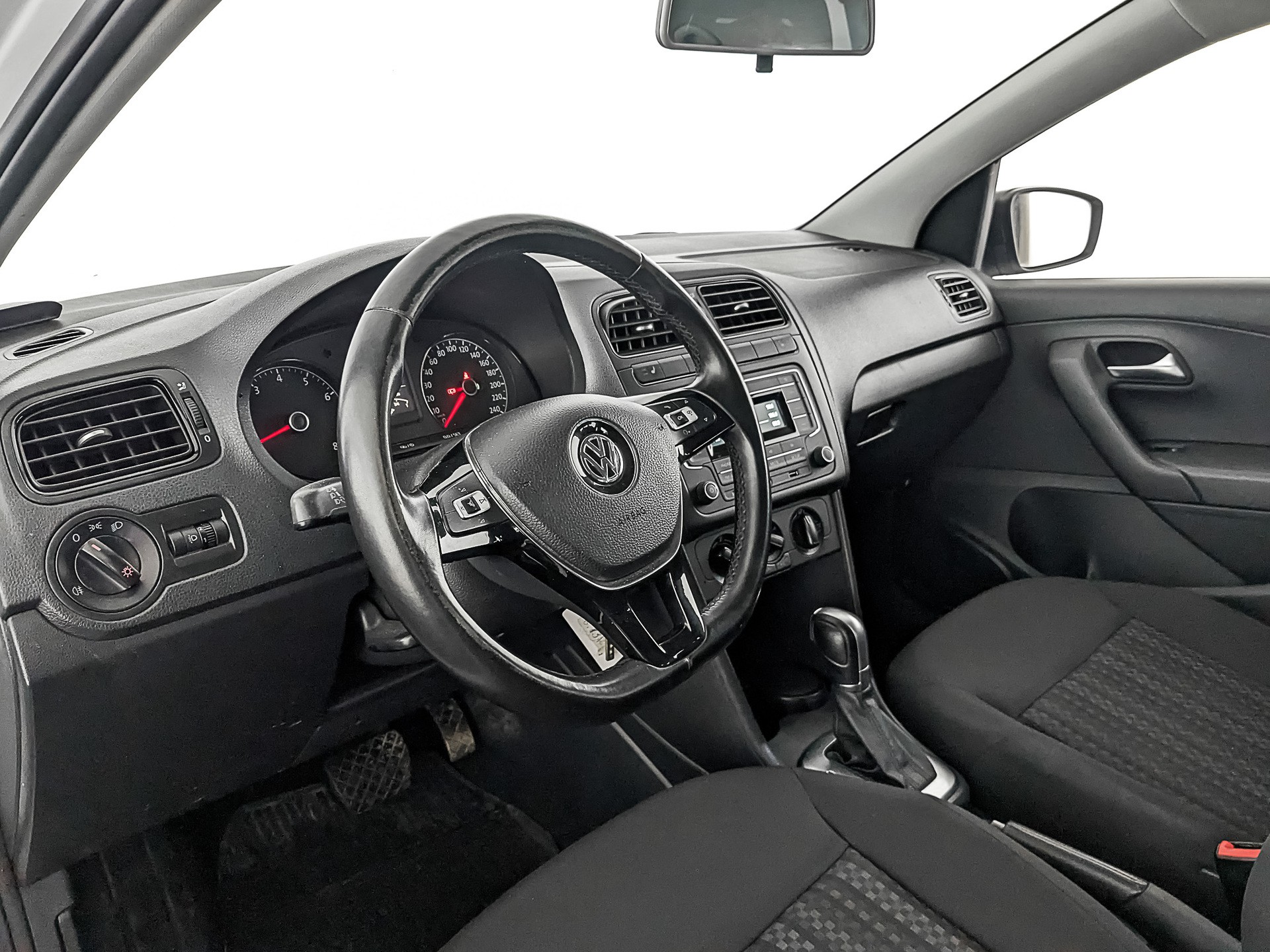 Volkswagen Polo Белый, 2019, 75 835 км