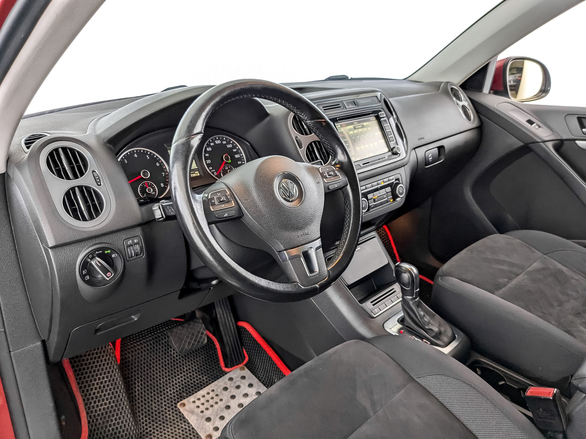 Volkswagen Tiguan Красный, 2012, 259 125 км