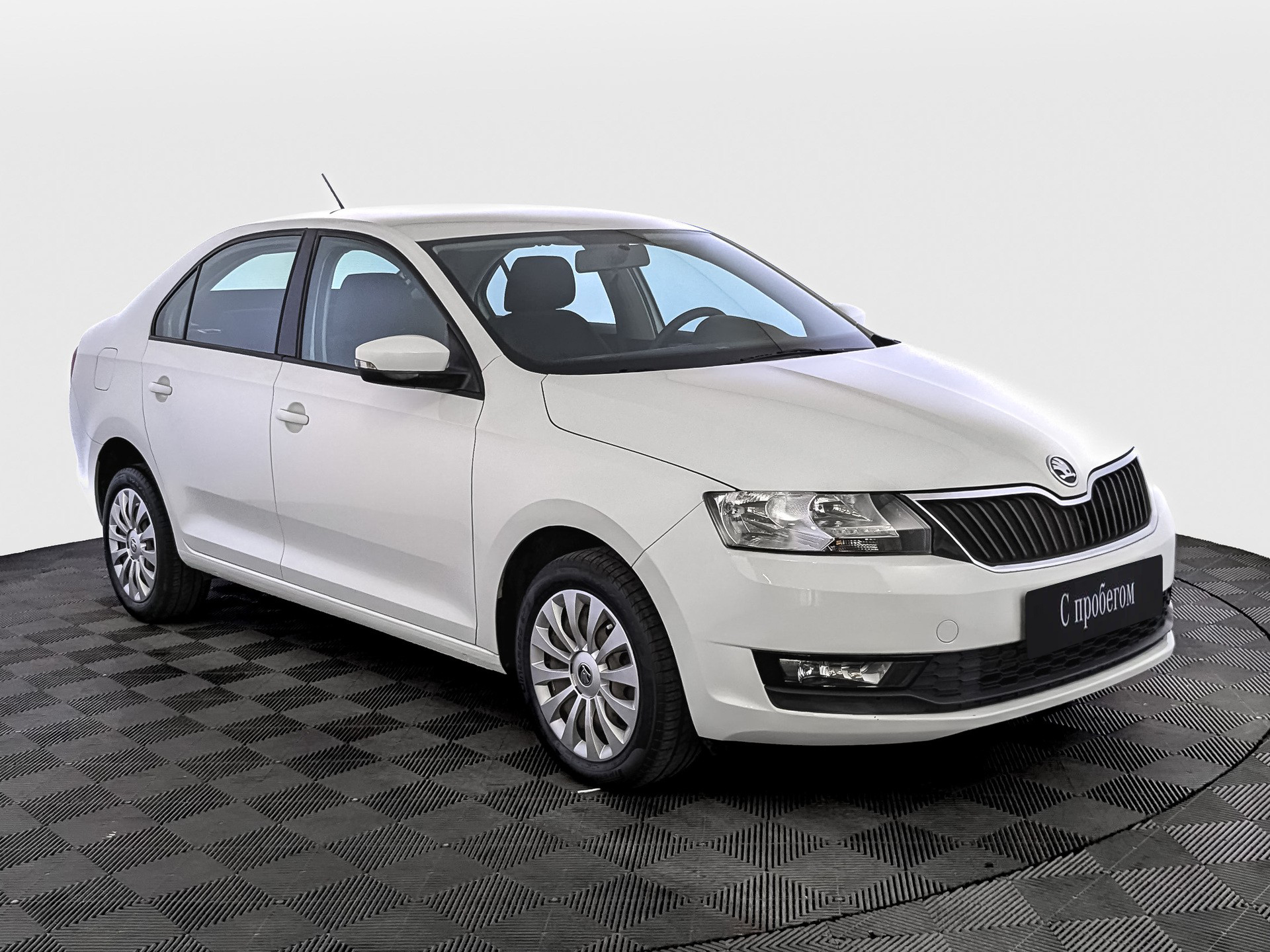 Skoda Rapid Белый, 2019, 33 818 км