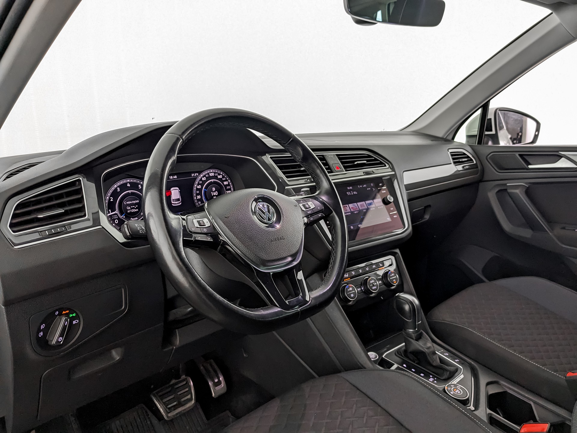 Volkswagen Tiguan Белый, 2018, 130 791 км