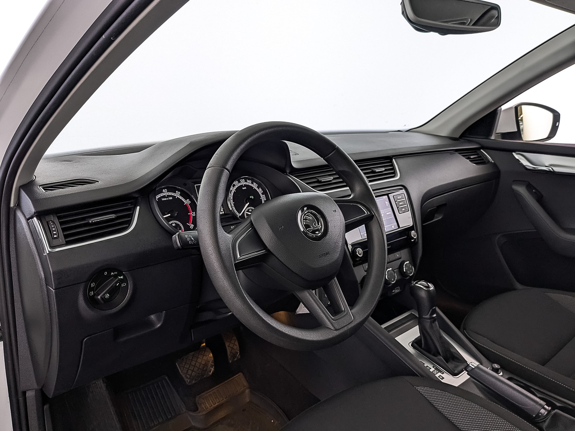 Skoda Octavia Белый, 2018, 130 856 км