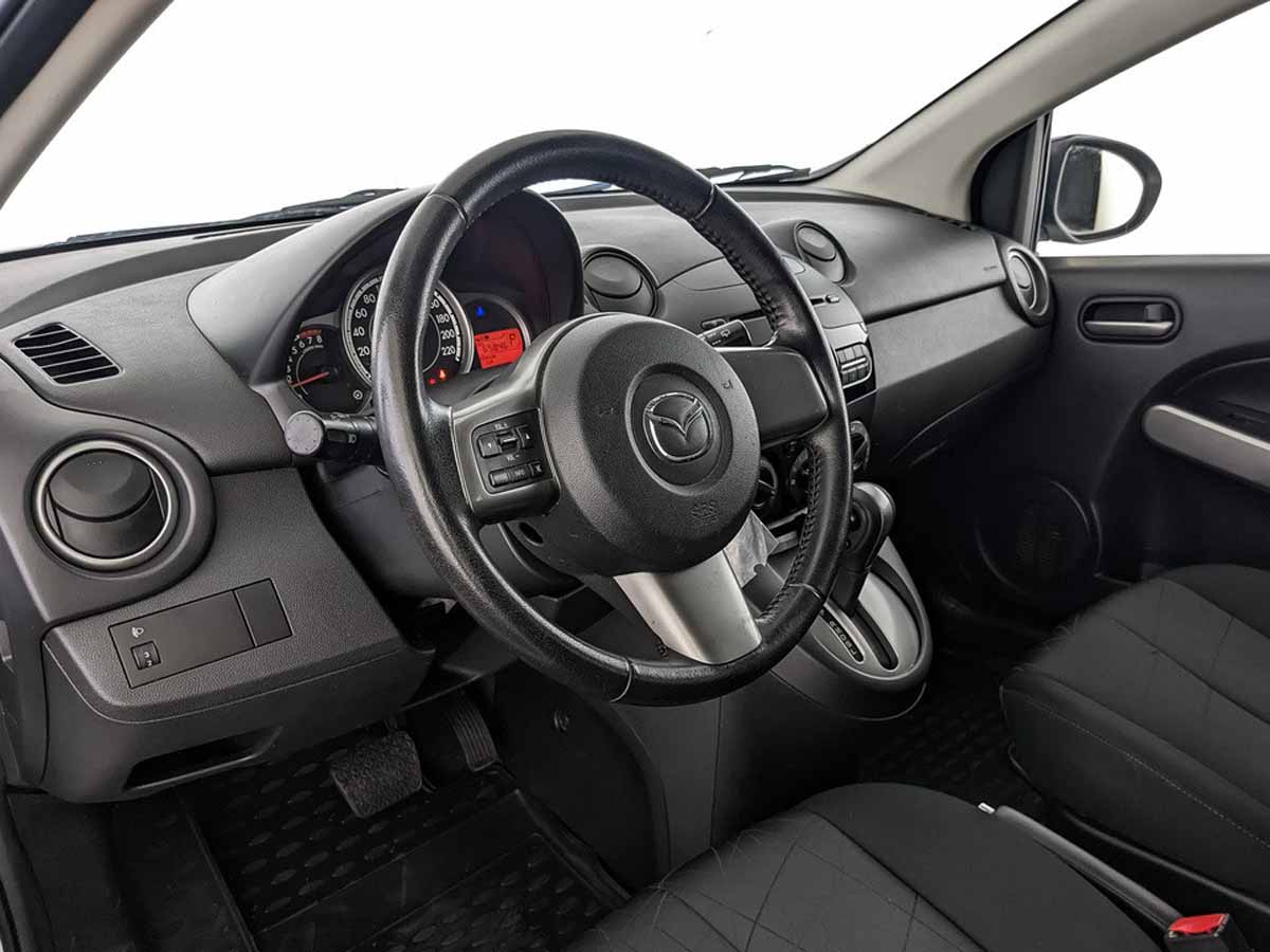 Mazda 2 Белый, 2013, 65 838 км