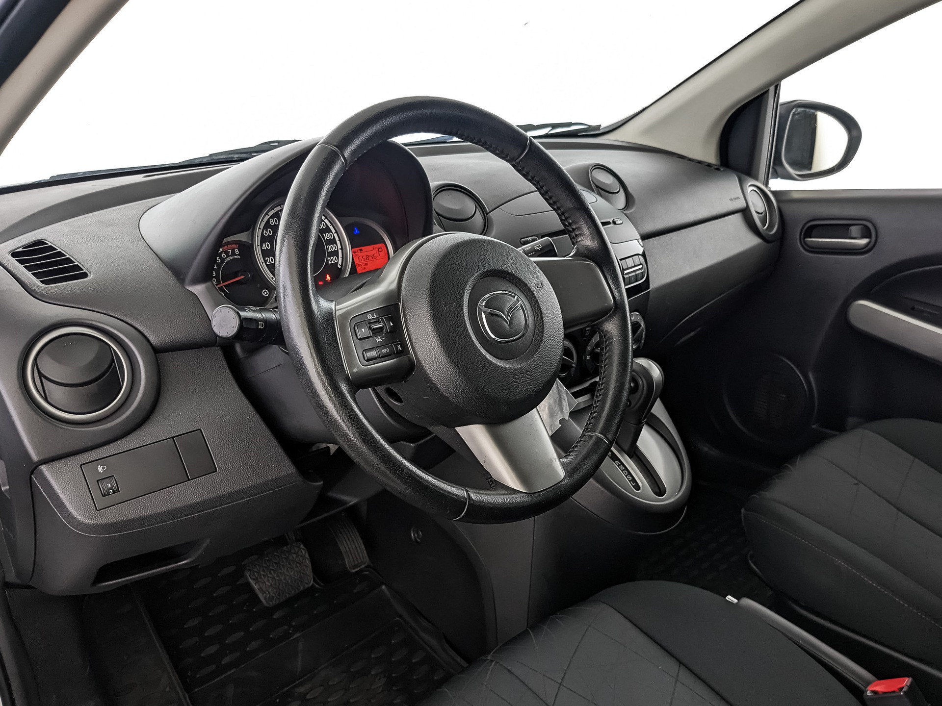 Mazda 2 белый, 2013, 65 838 км