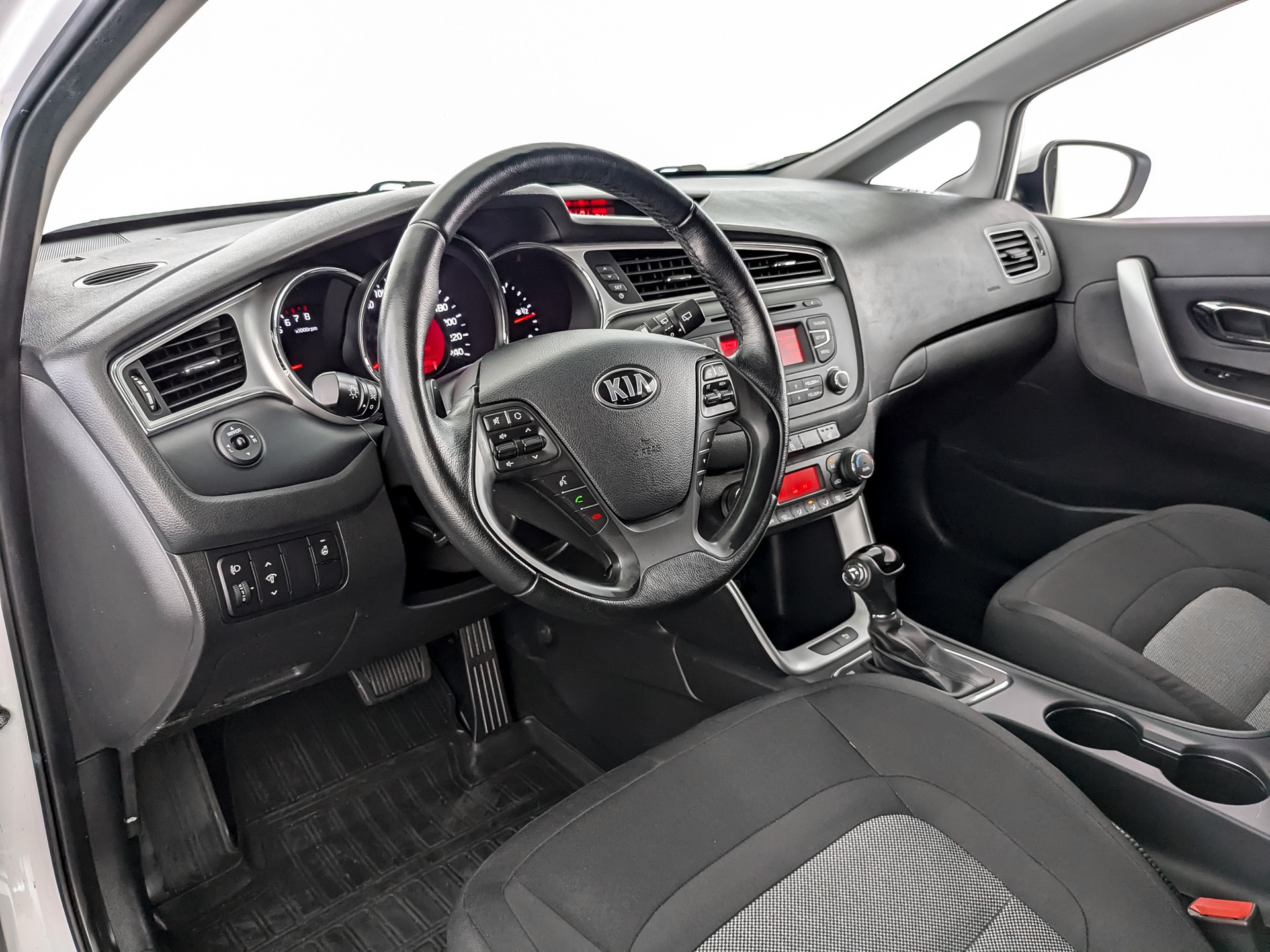 Kia Ceed Белый, 2016, 85 740 км