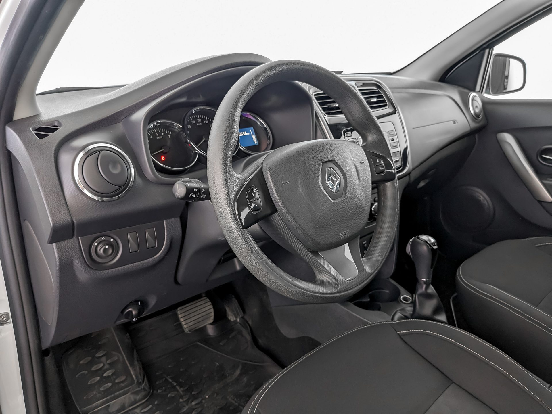 Renault Logan Белый, 2017, 100 655 км