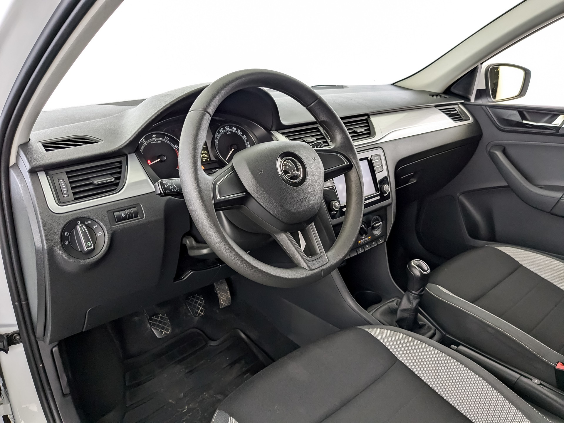 Skoda Rapid Белый, 2019, 59 540 км