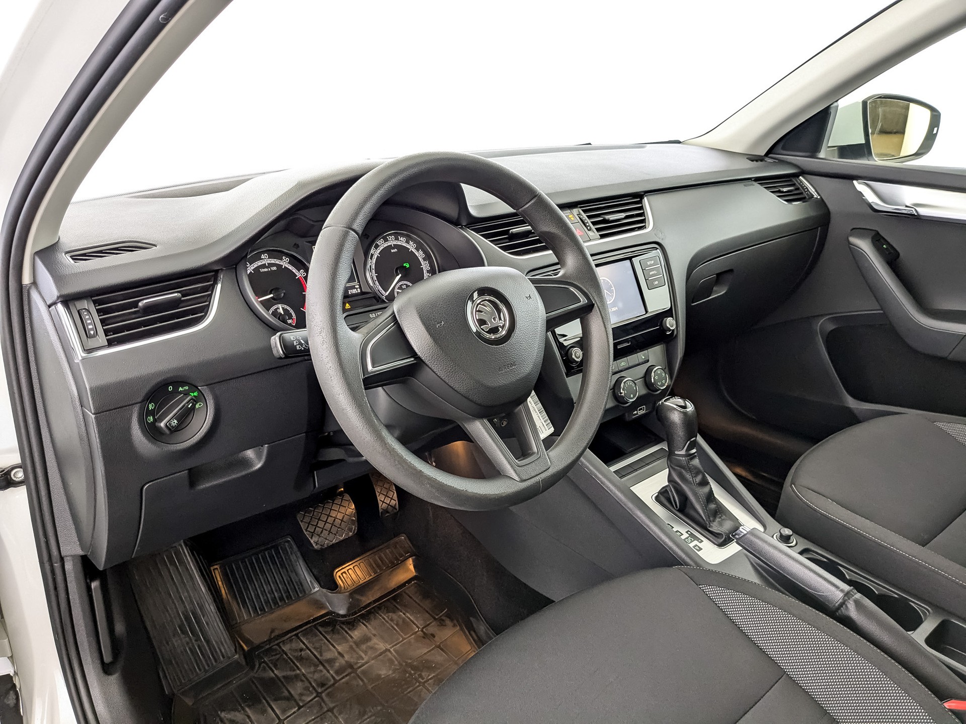 Skoda Octavia Белый, 2018, 162 046 км