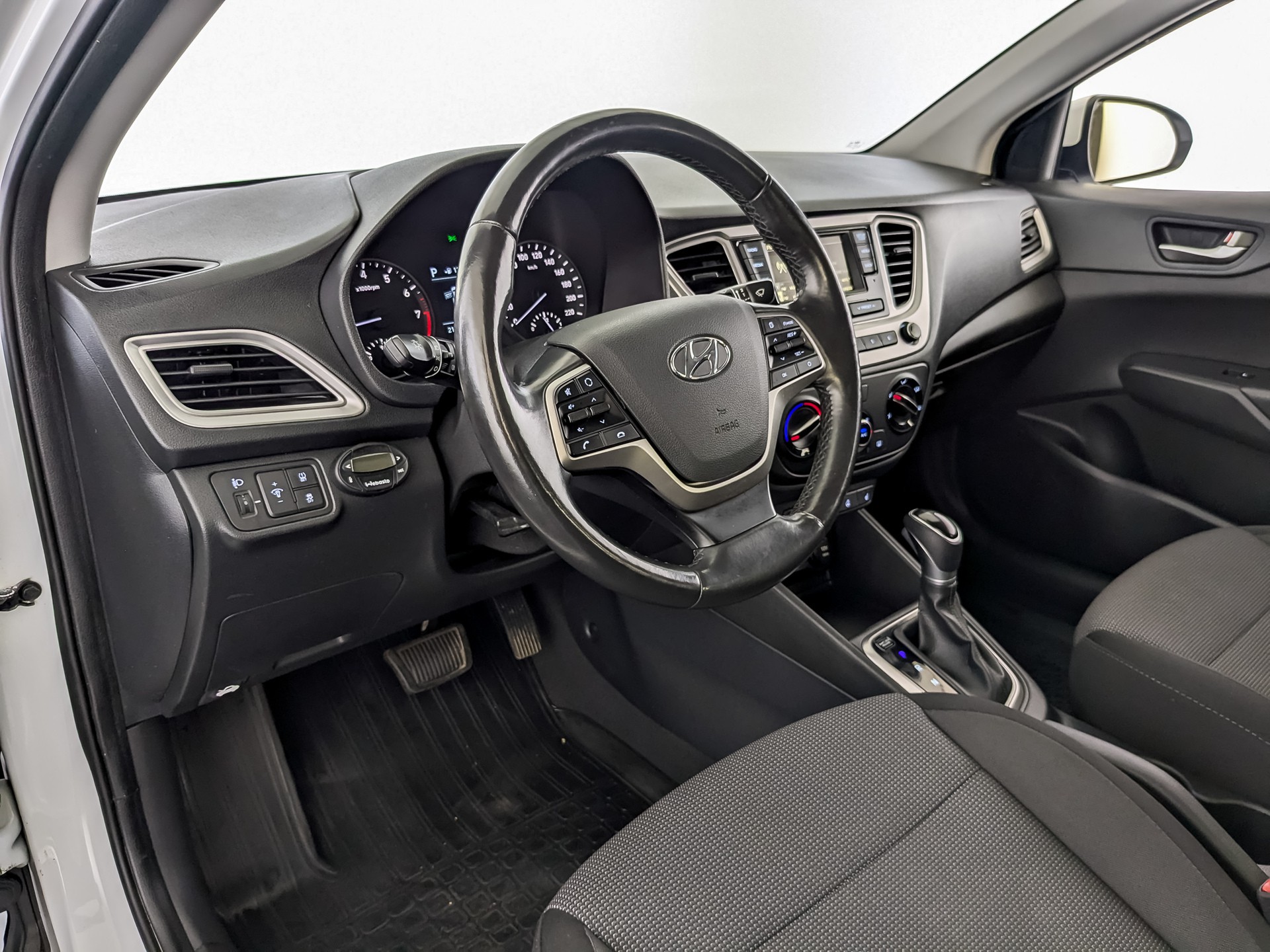 Hyundai Solaris Белый, 2019, 103 619 км