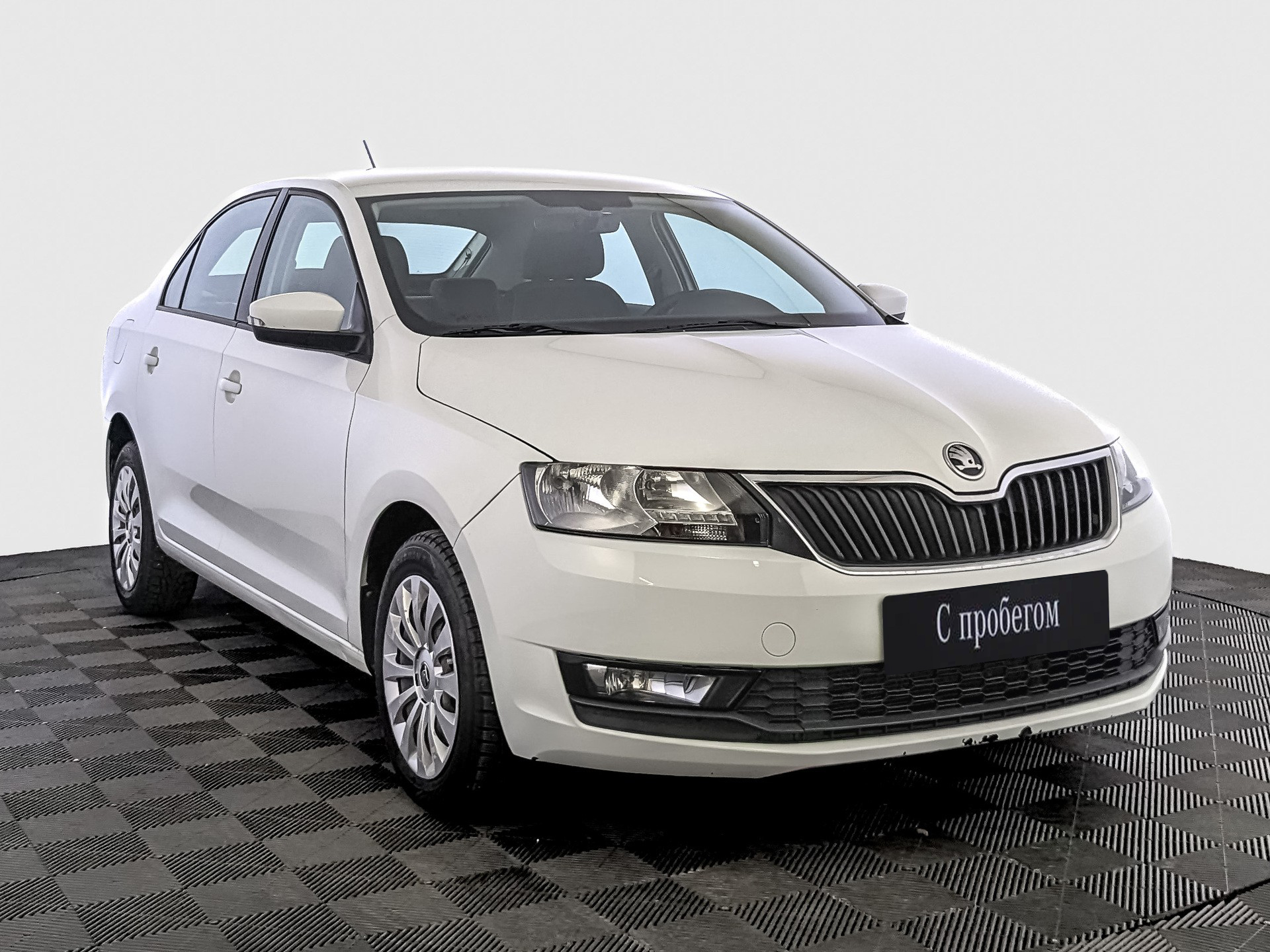 Skoda Rapid Белый, 2019, 77 690 км