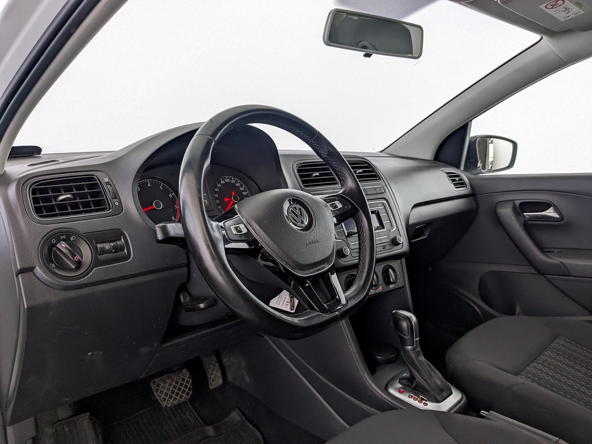 Volkswagen Polo Белый, 2019, 84 472 км