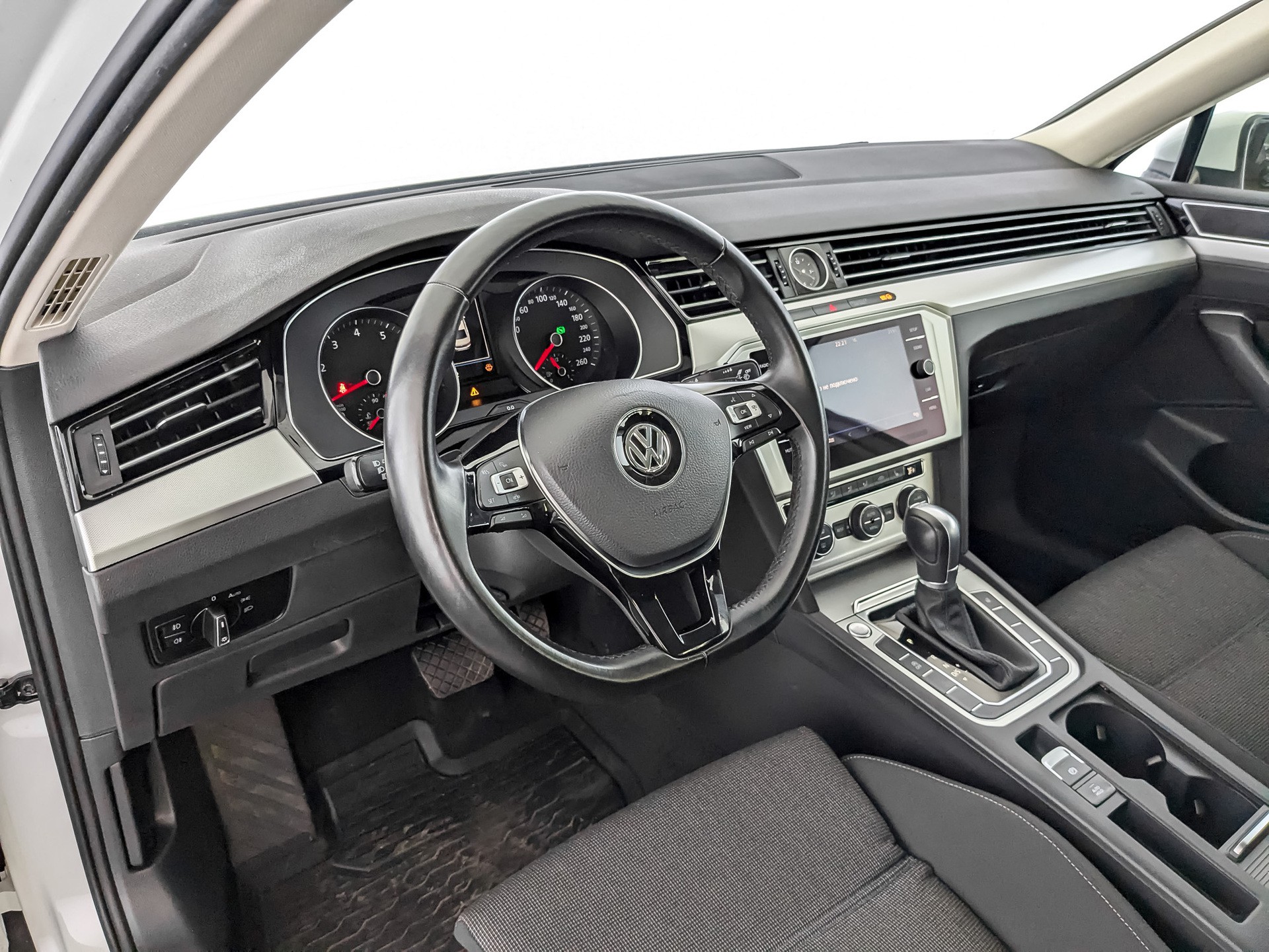 Volkswagen Passat Белый, 2019, 68 842 км