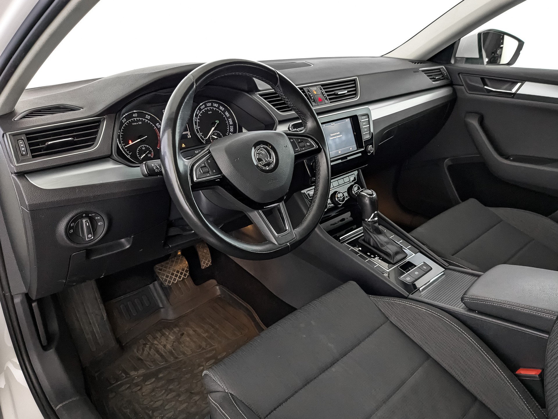 Skoda Superb белый, 2019, 59 160 км