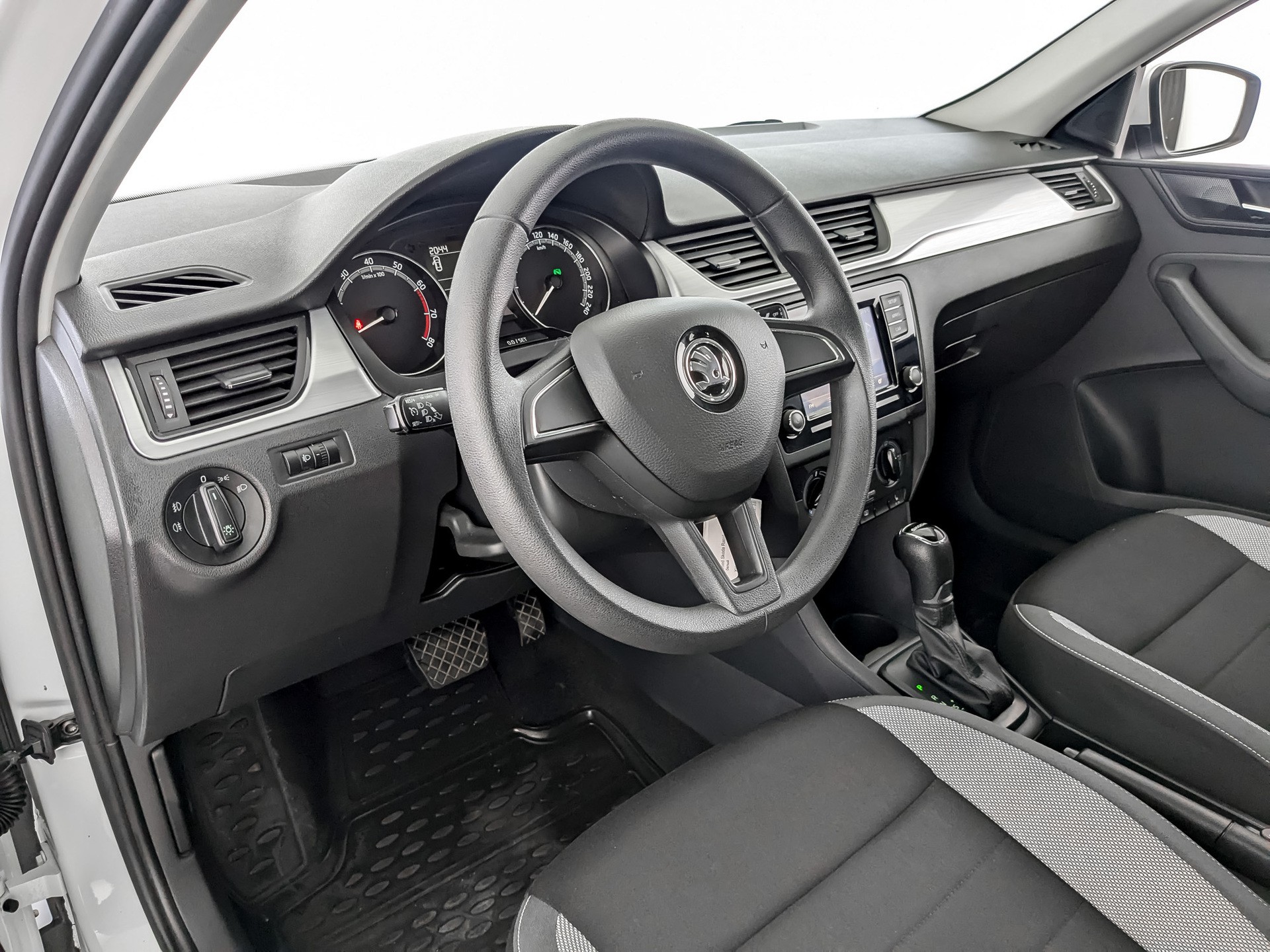 Skoda Rapid Белый, 2019, 48 213 км