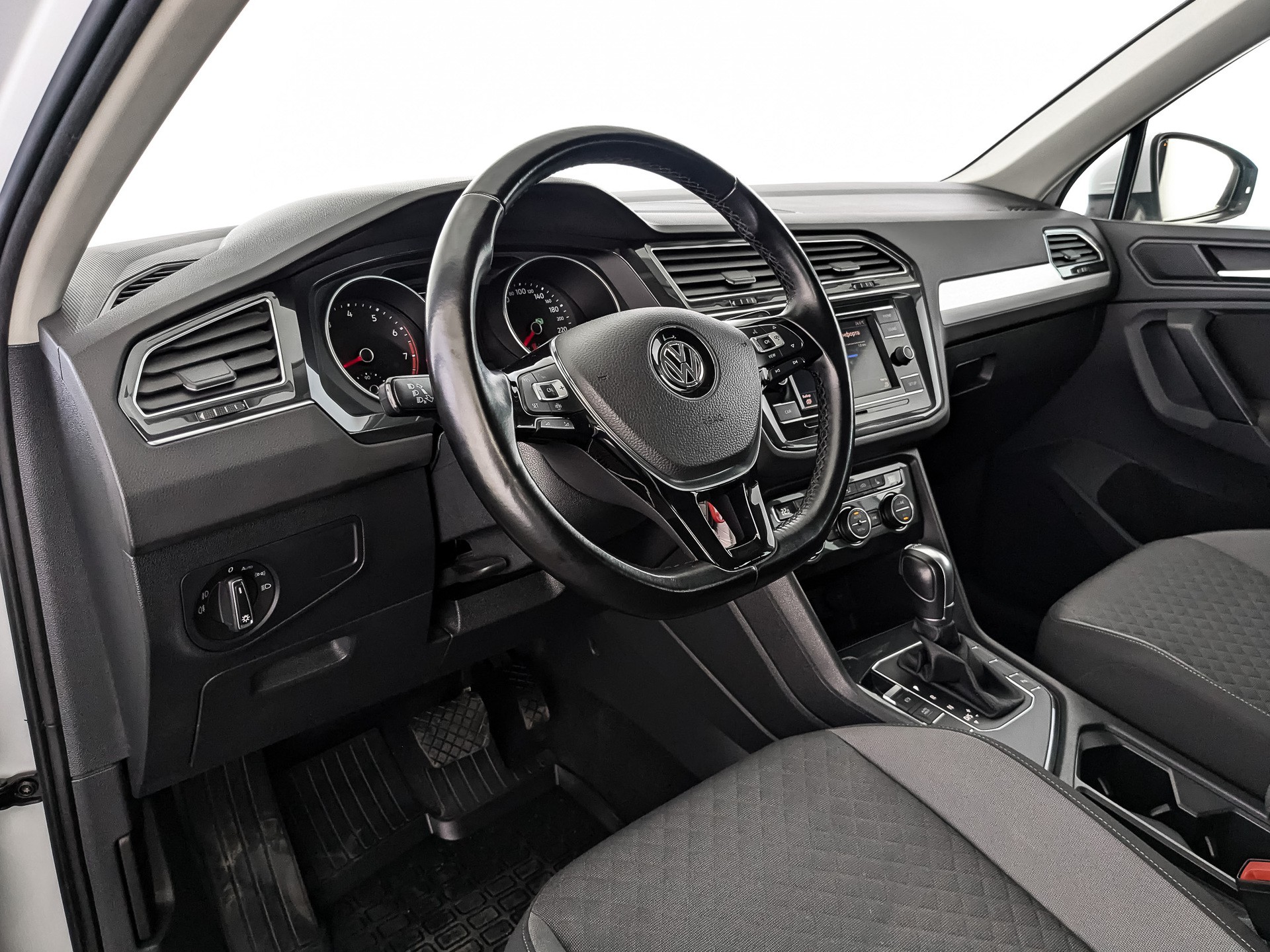 Volkswagen Tiguan Белый, 2018, 99 038 км