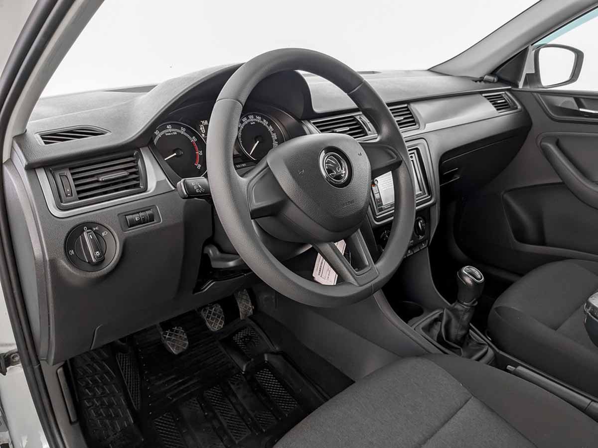 Skoda Rapid Белый, 2019, 132 368 км