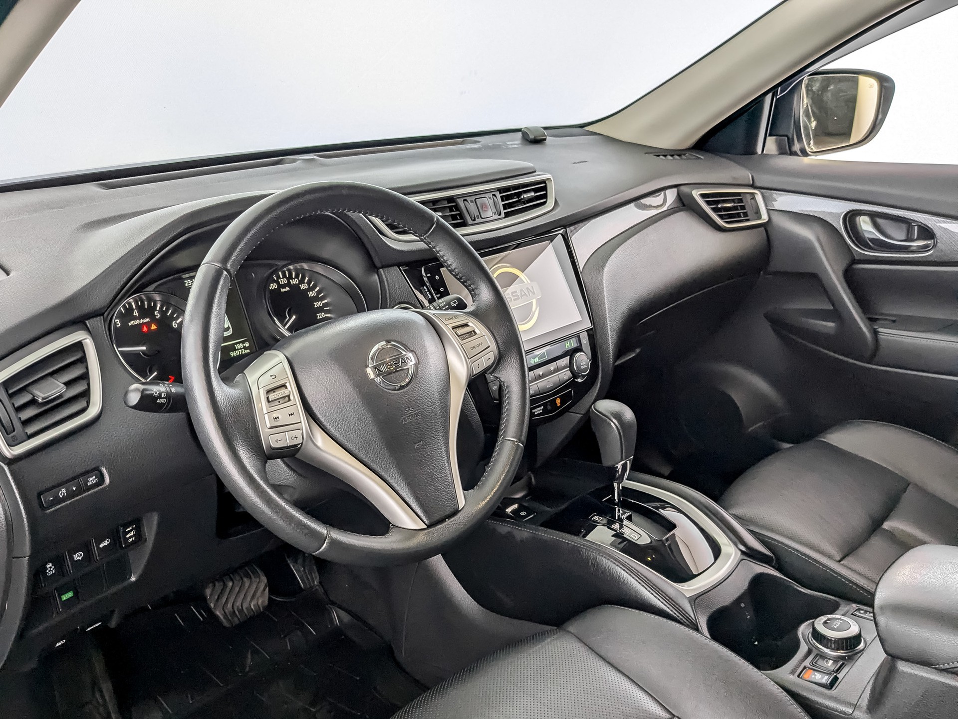 Nissan X-Trail черный, 2017, 96 964 км