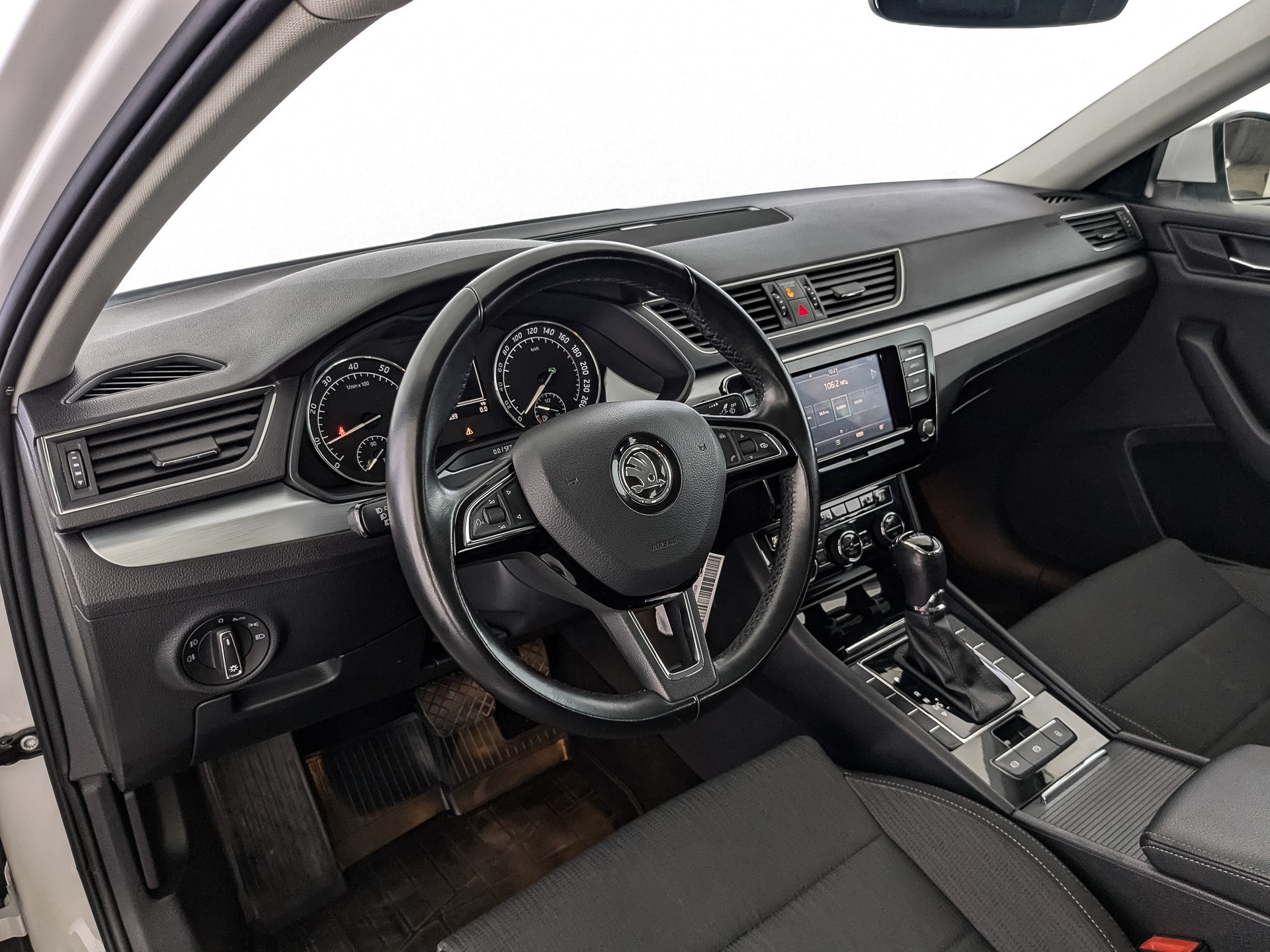 Skoda Superb белый, 2018, 116 628 км