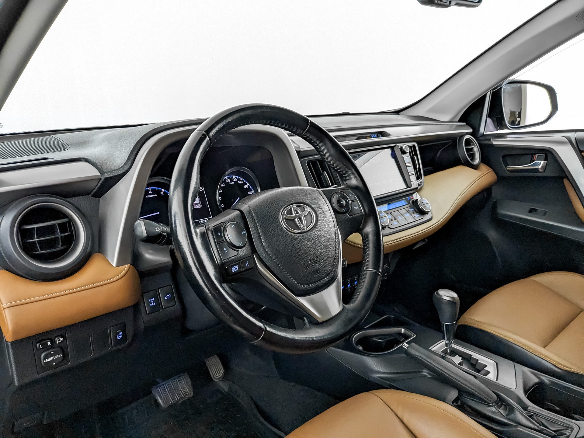 Toyota RAV4 Красный, 2017, 60 238 км