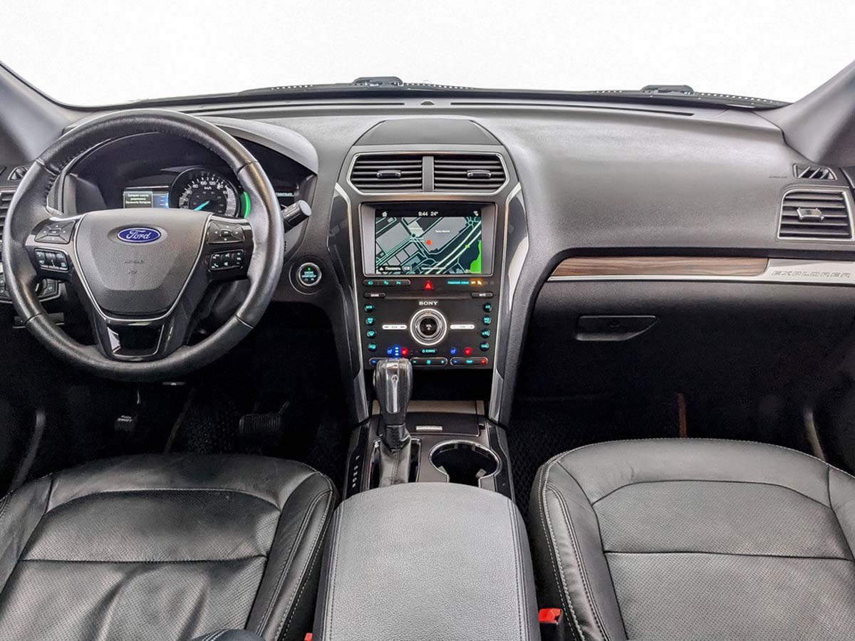 Ford Explorer белый, 2019, 101 500 км