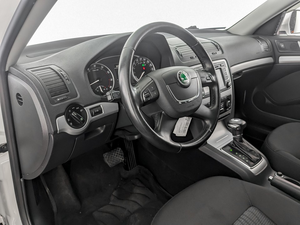 Skoda Octavia Белый, 2012, 208 577 км