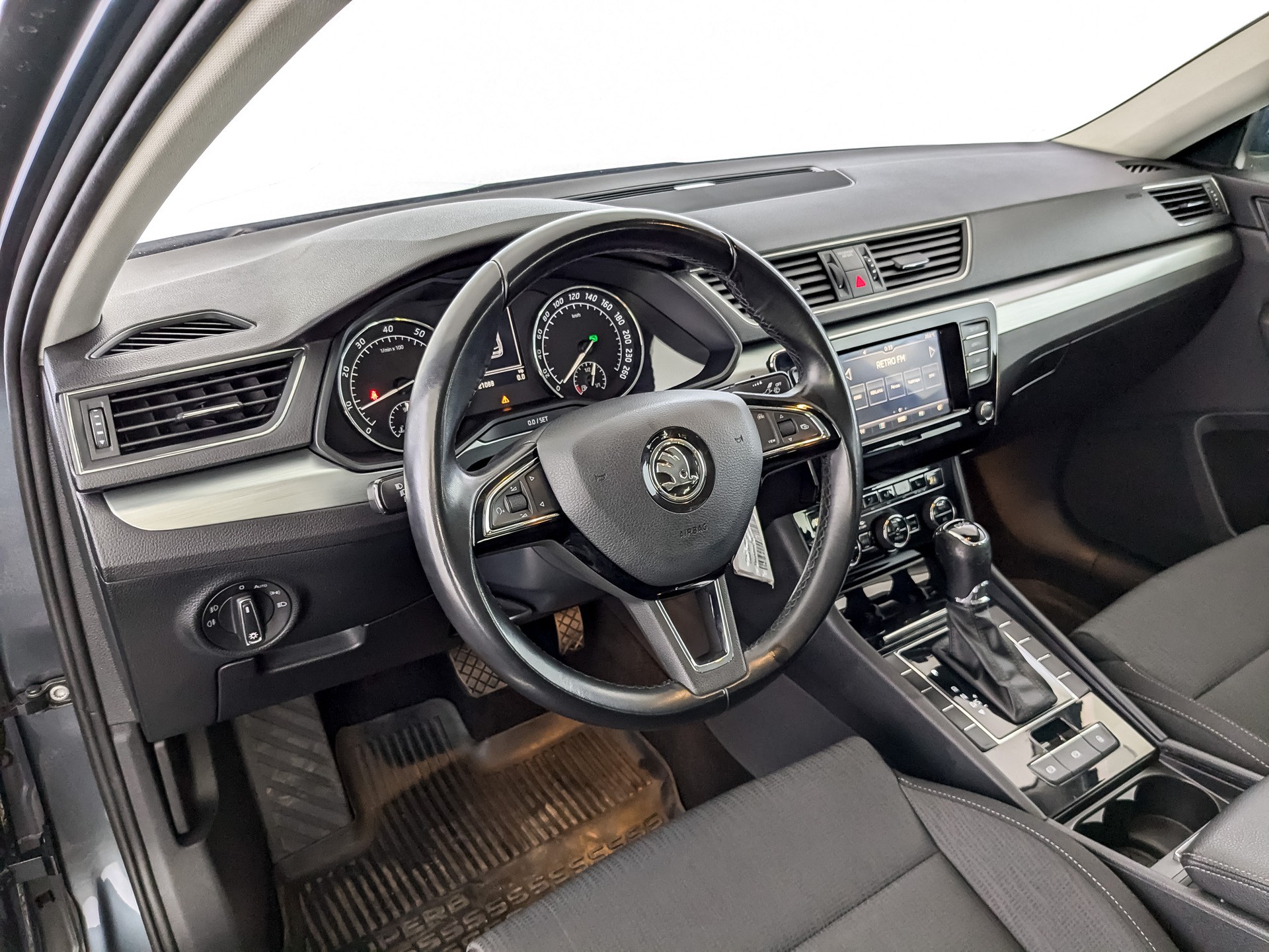 Skoda Superb серый, 2019, 121 088 км