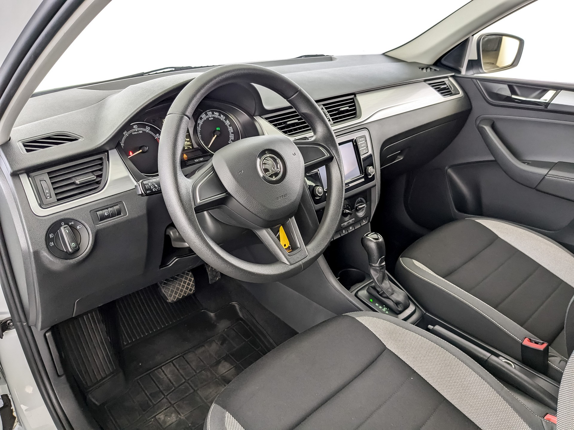 Skoda Rapid Белый, 2019, 96 185 км