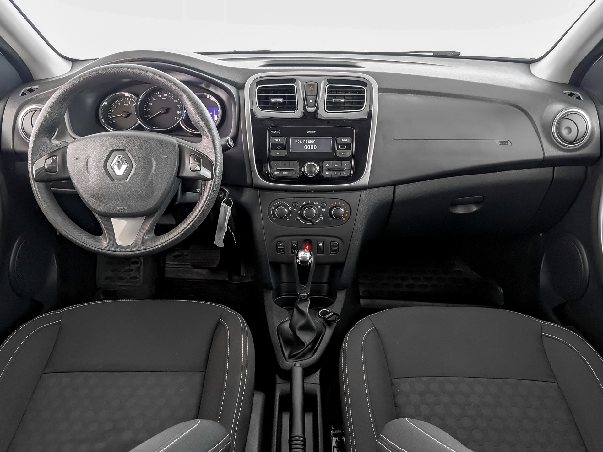 Renault Logan Белый, 2017, 100 655 км