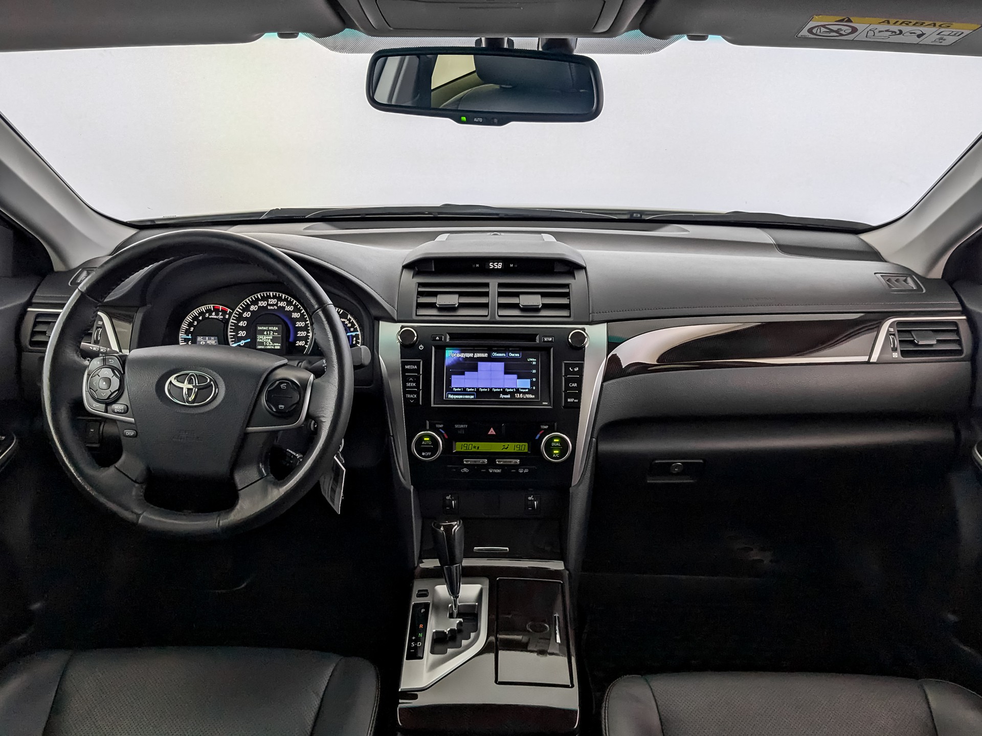 Toyota Camry Белый, 2014, 56 794 км