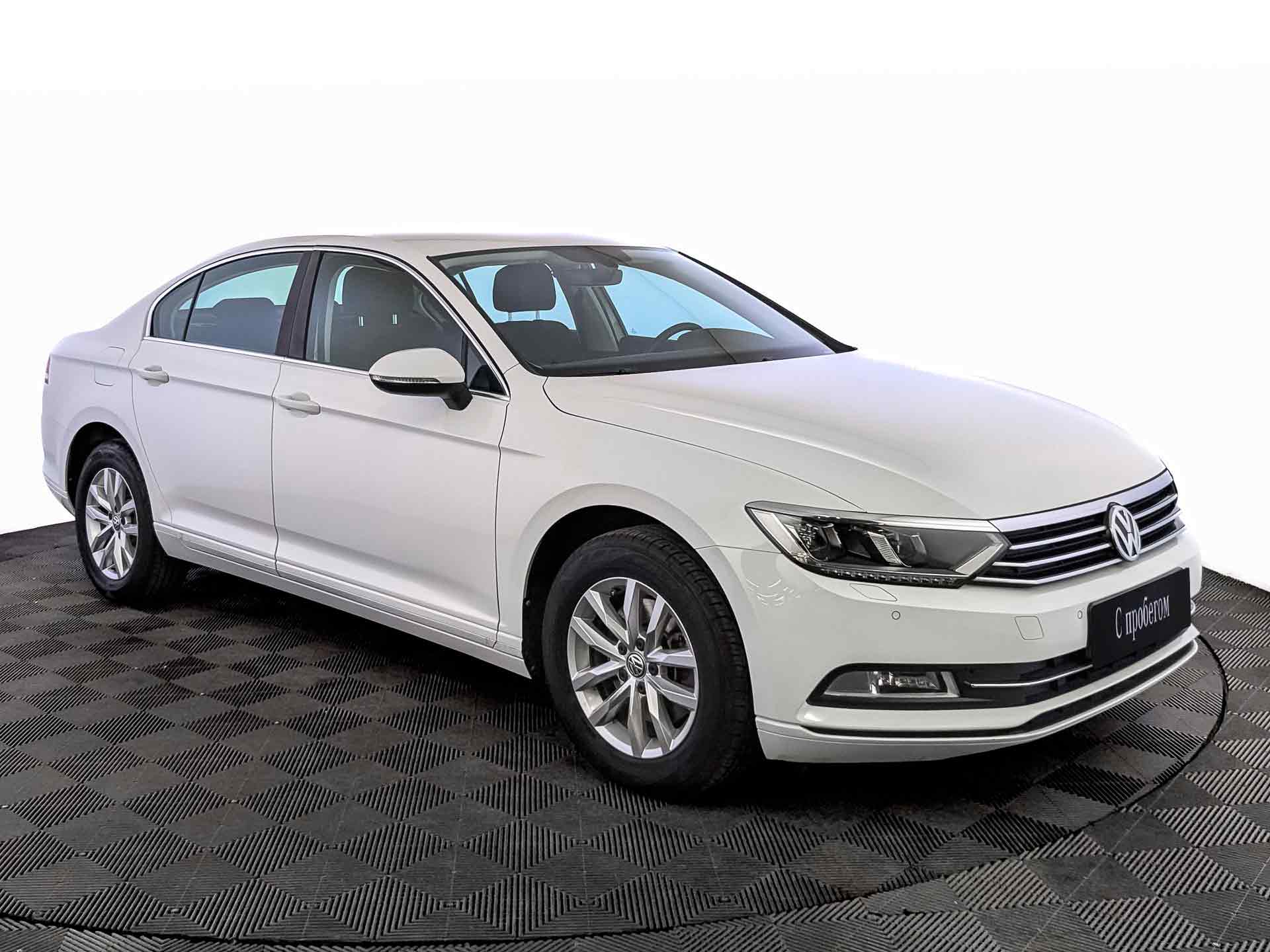 Volkswagen Passat Белый, 2019, 35 652 км