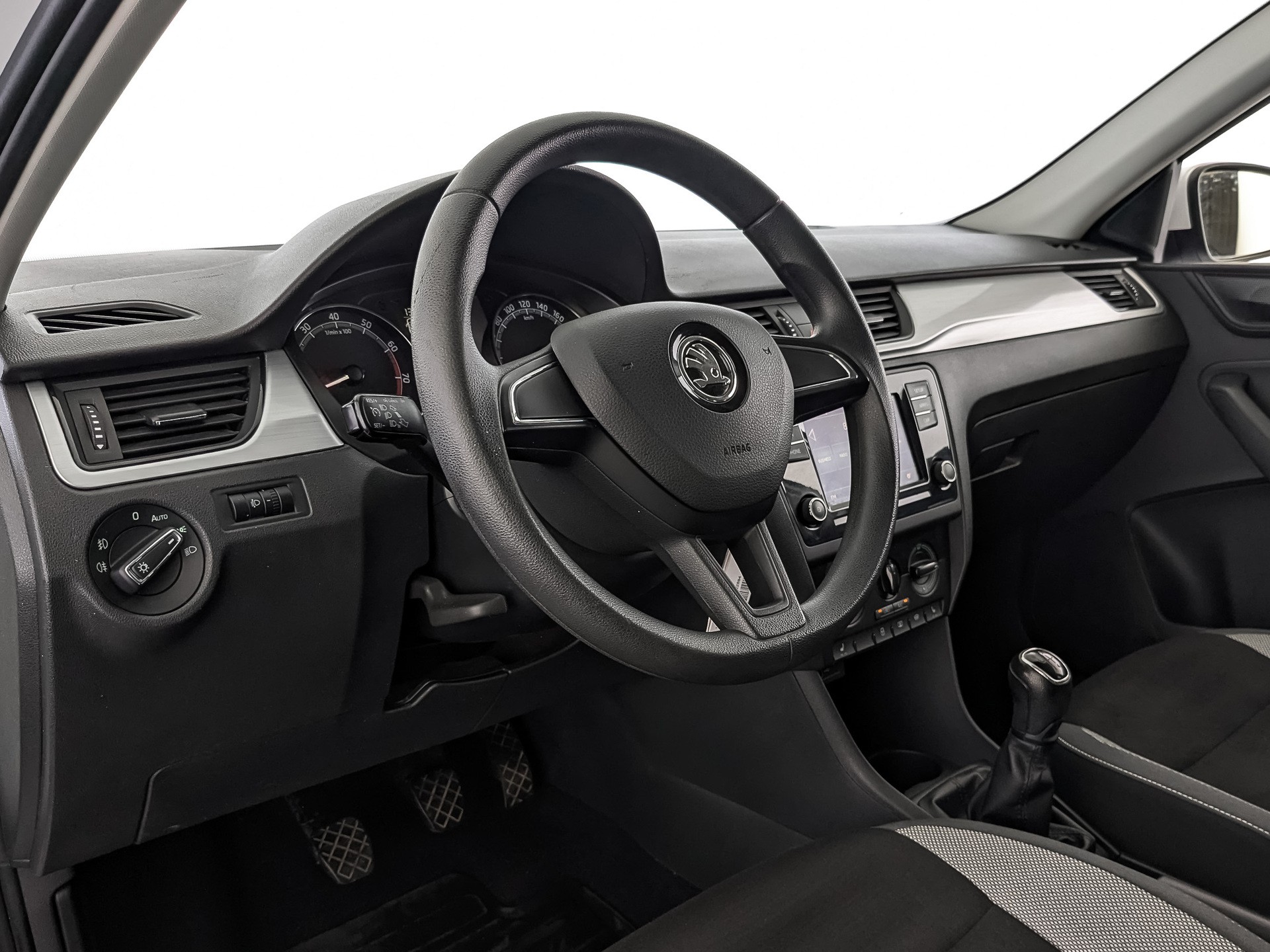 Skoda Rapid Белый, 2019, 80 551 км