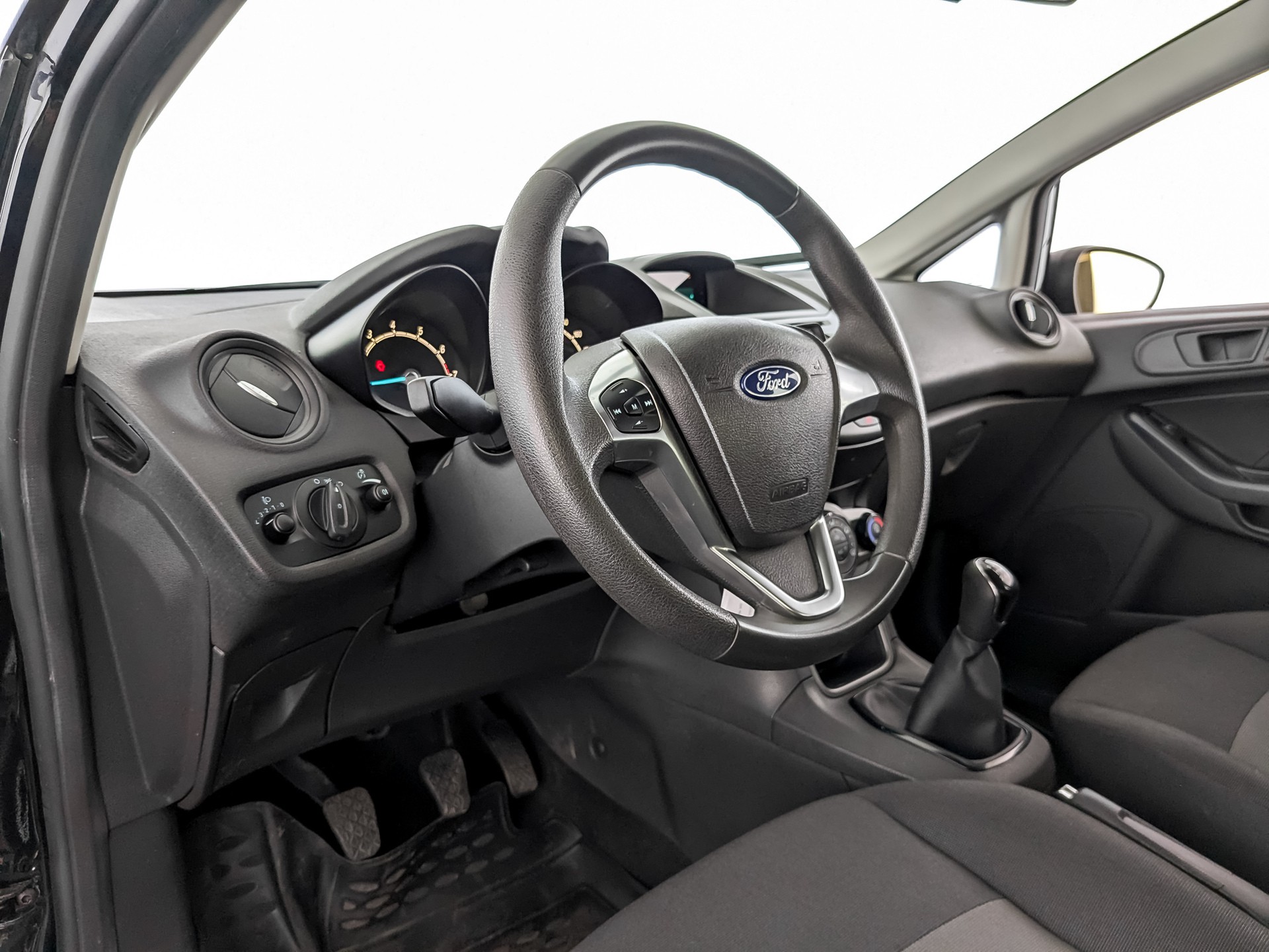 Ford Fiesta черный, 2015, 39 450 км